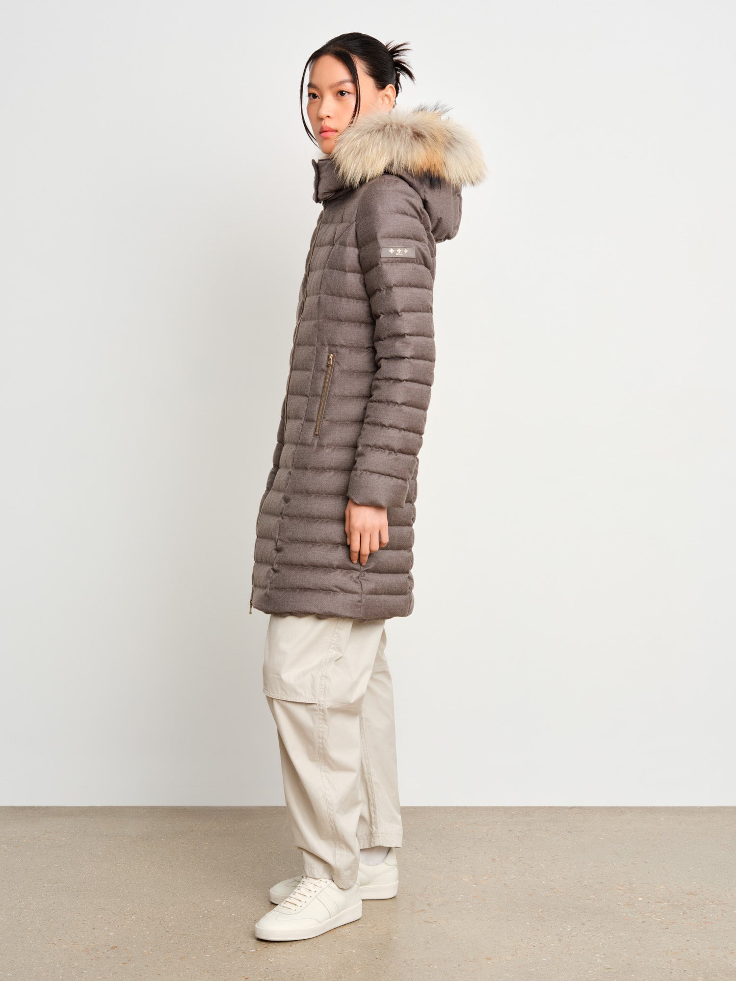 The model is 175 cm tall and is wearing a size 2 in Mocha.