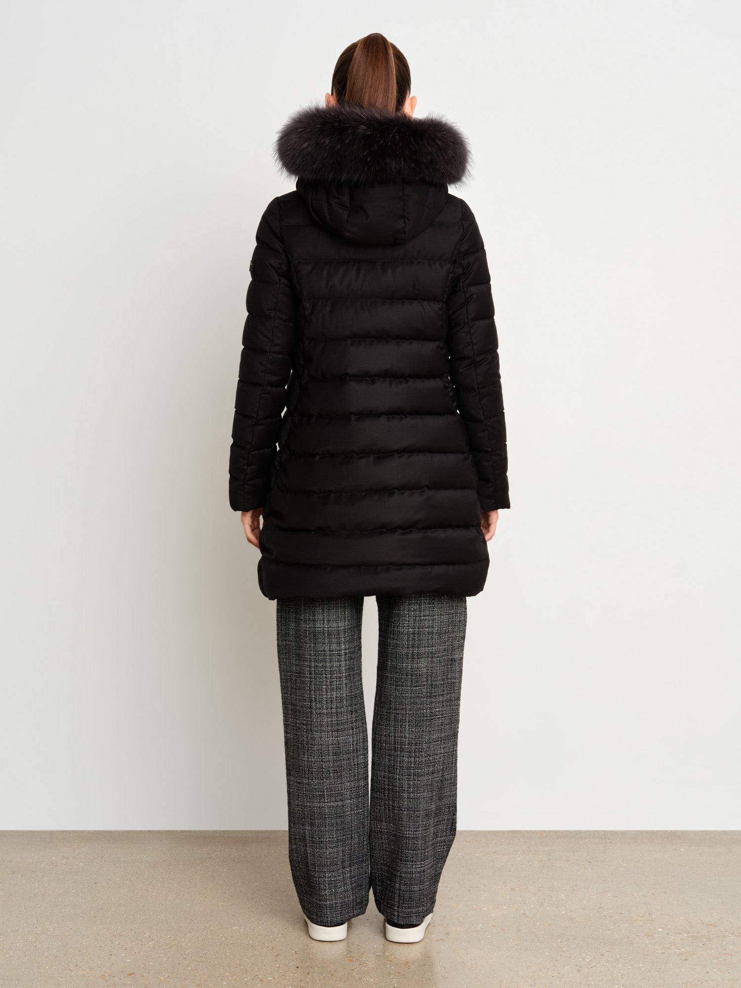 The model is 175 cm tall and is wearing a size 2 in Black.