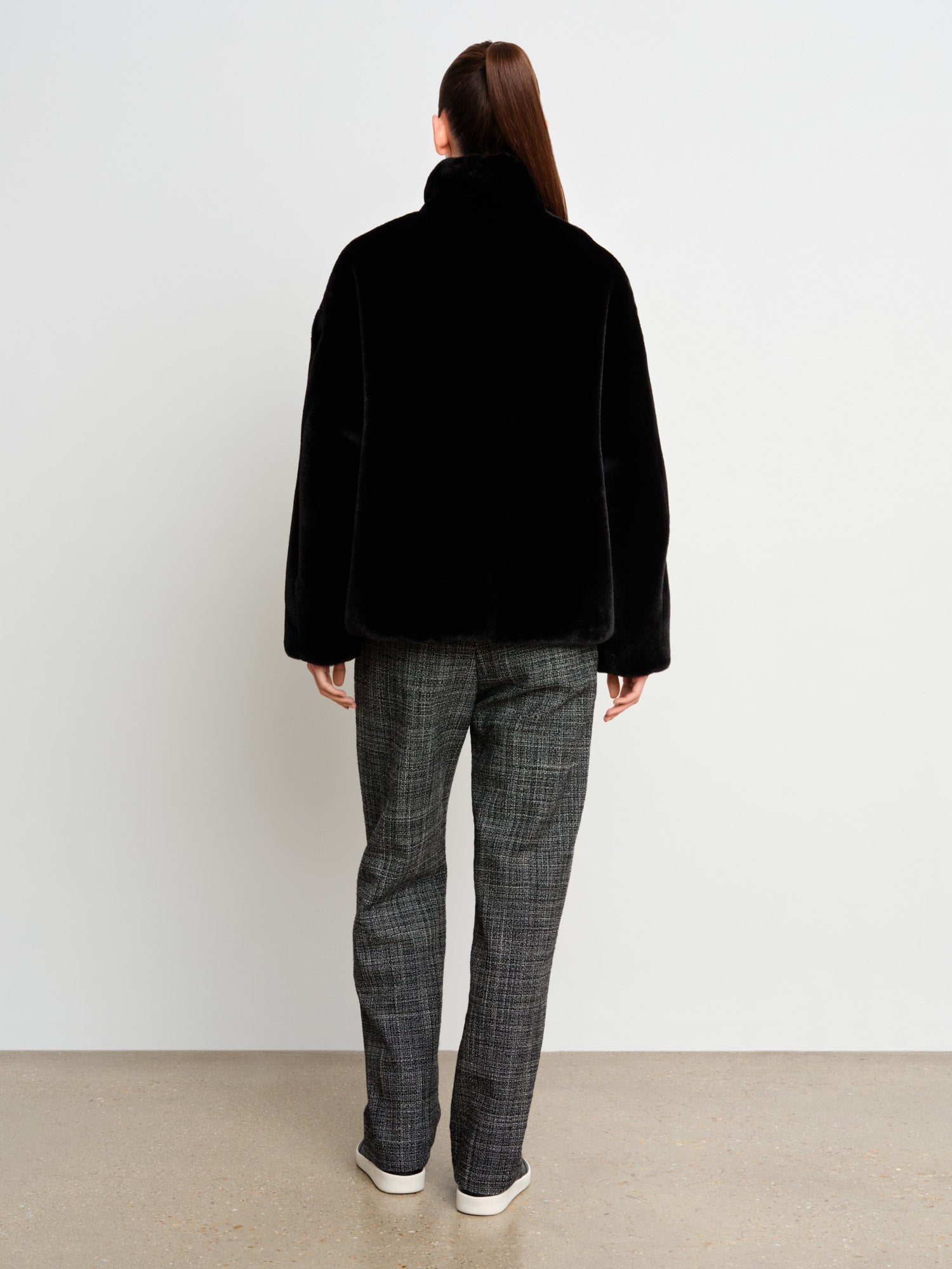 The model is 175 cm tall and is wearing a size 2 in Black.