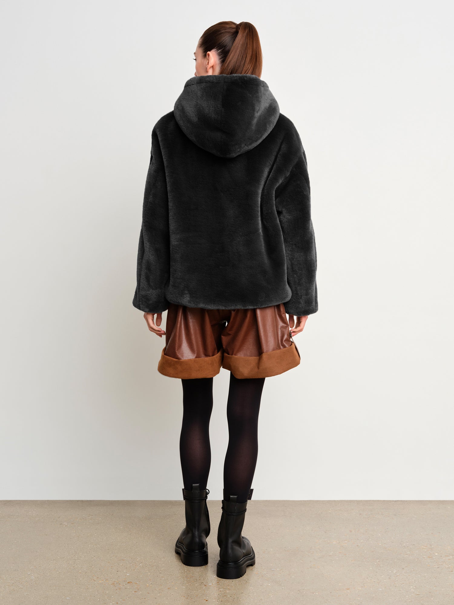 The model is 175 cm tall and is wearing a size 2 in Black.