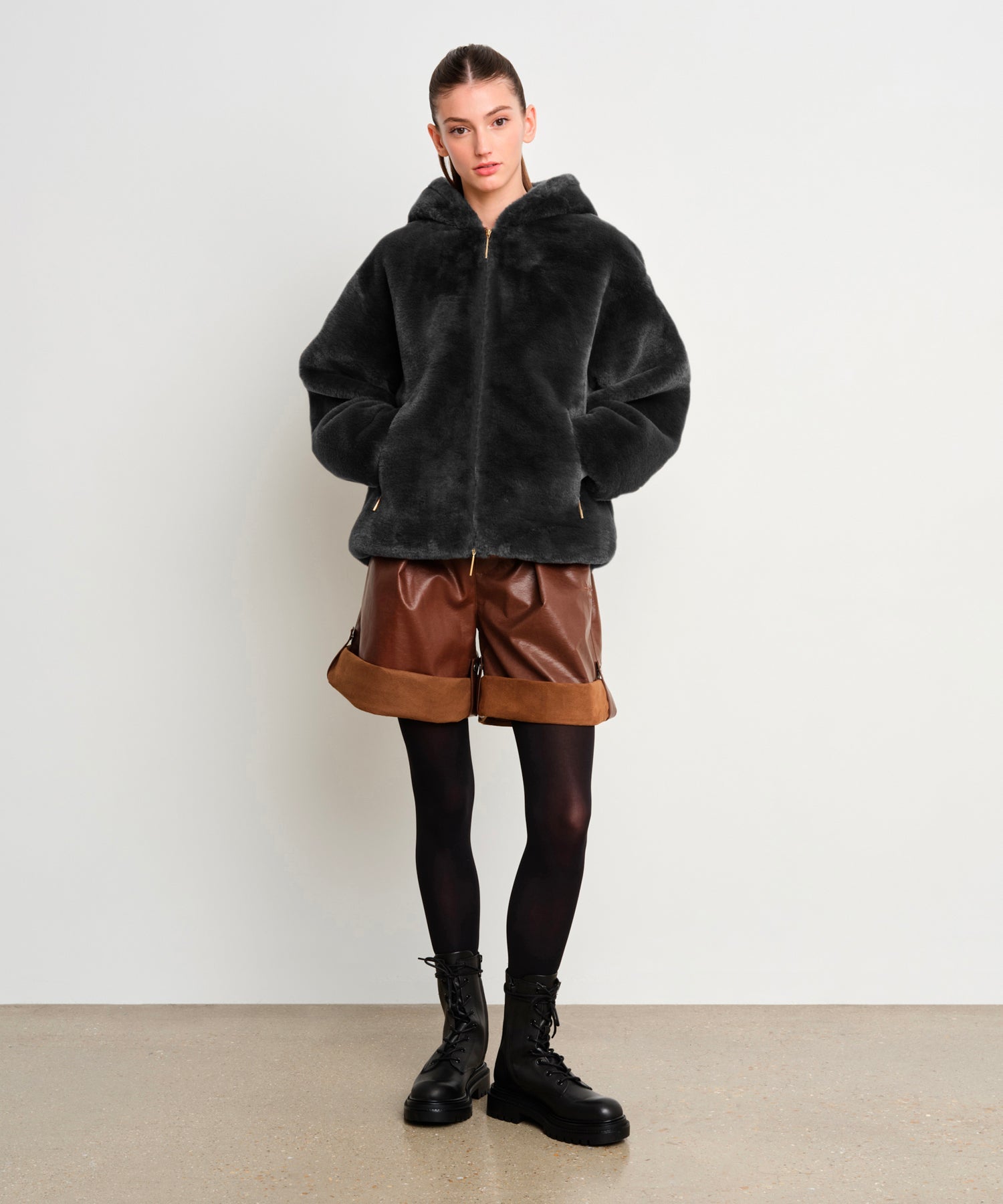 The model is 175 cm tall and is wearing a size 2 in Black.