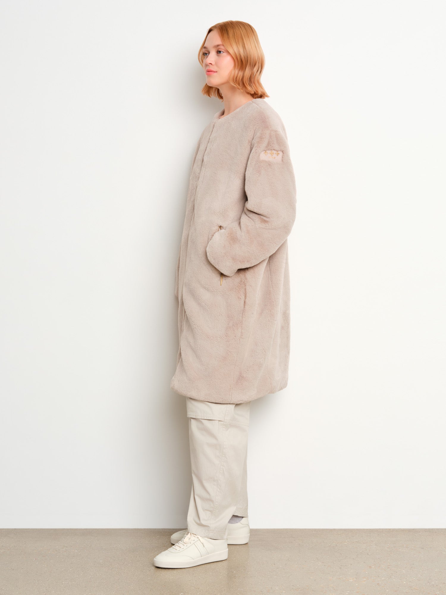 The model is 175 cm tall and is wearing a size 2 in Light Gray.