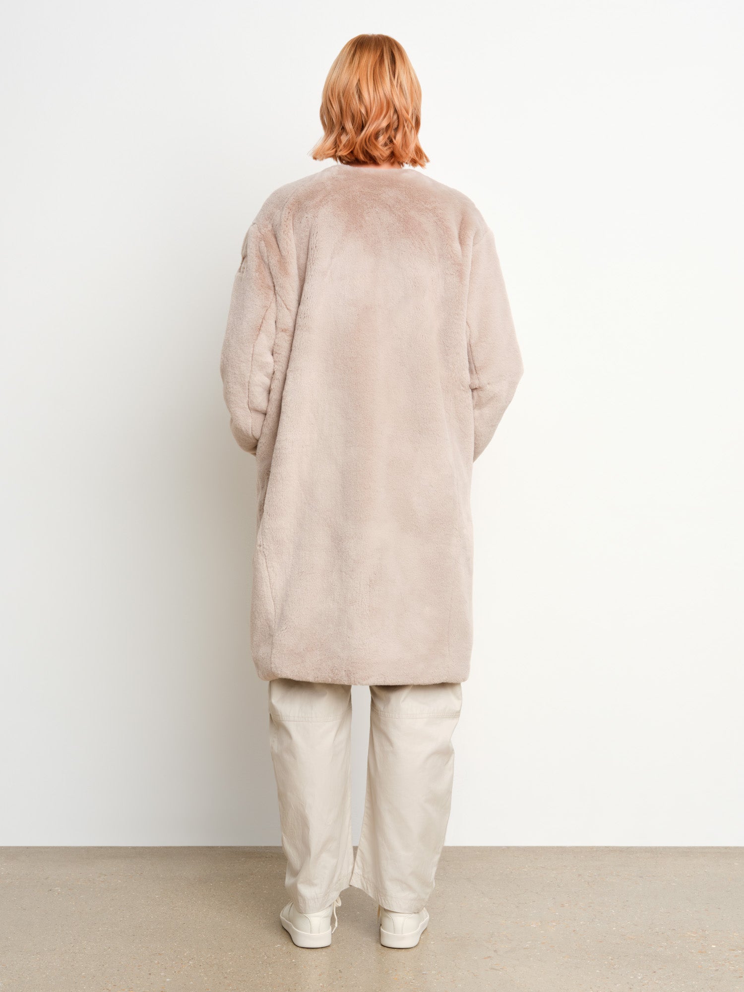 The model is 175 cm tall and is wearing a size 2 in Light Gray.