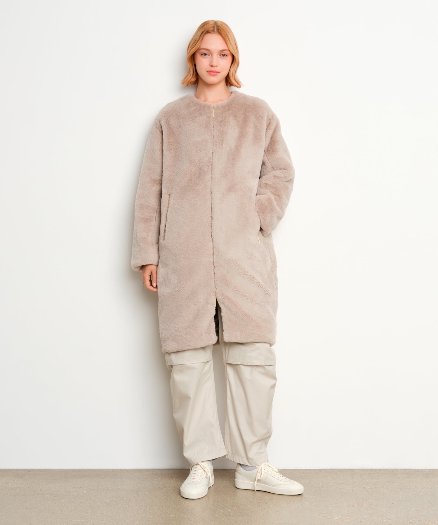 The model is 175 cm tall and is wearing a size 2 in Light Gray.