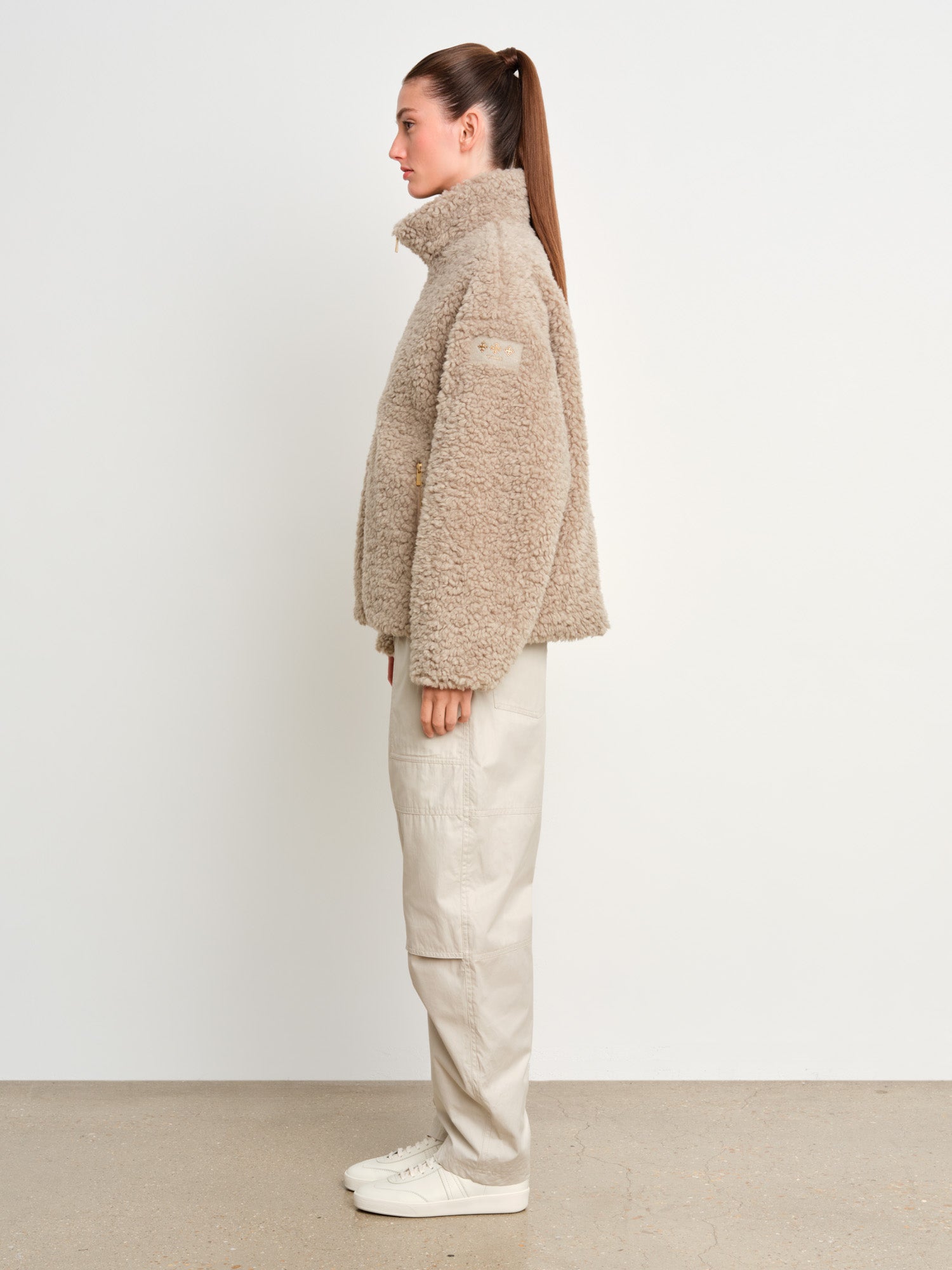 The model is 175 cm tall and is wearing a size 2 in Beige.