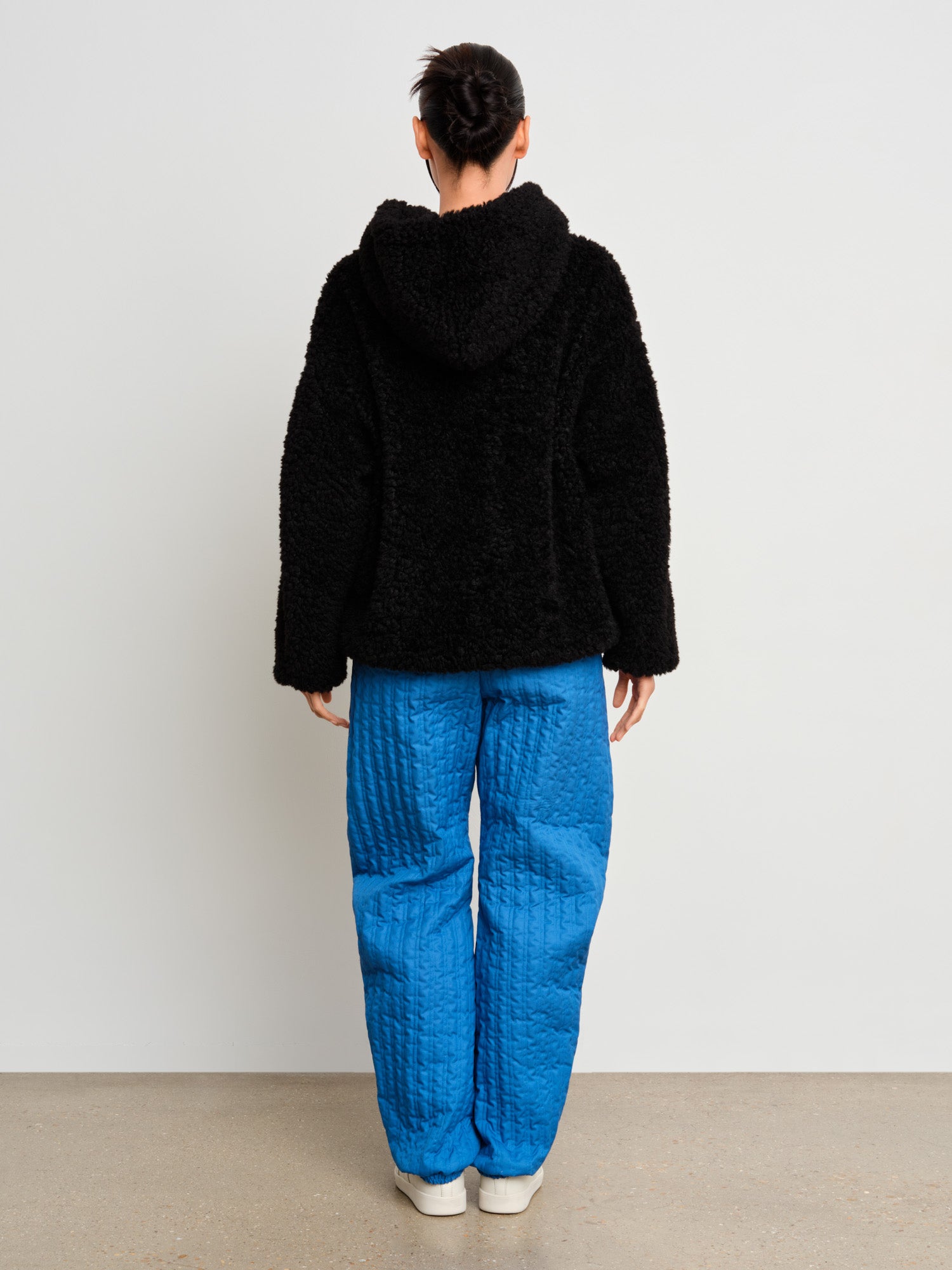 The model is 175 cm tall and is wearing a size 2 in Black.