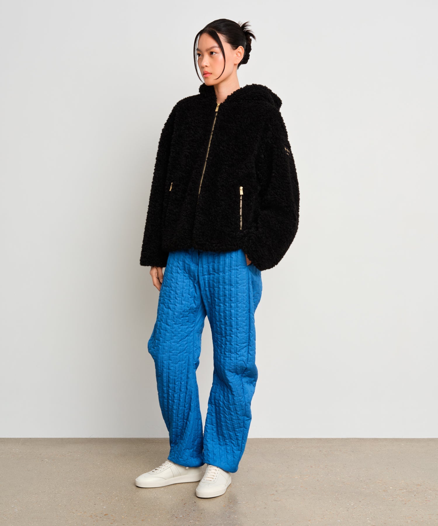 The model is 175 cm tall and is wearing a size 2 in Black.