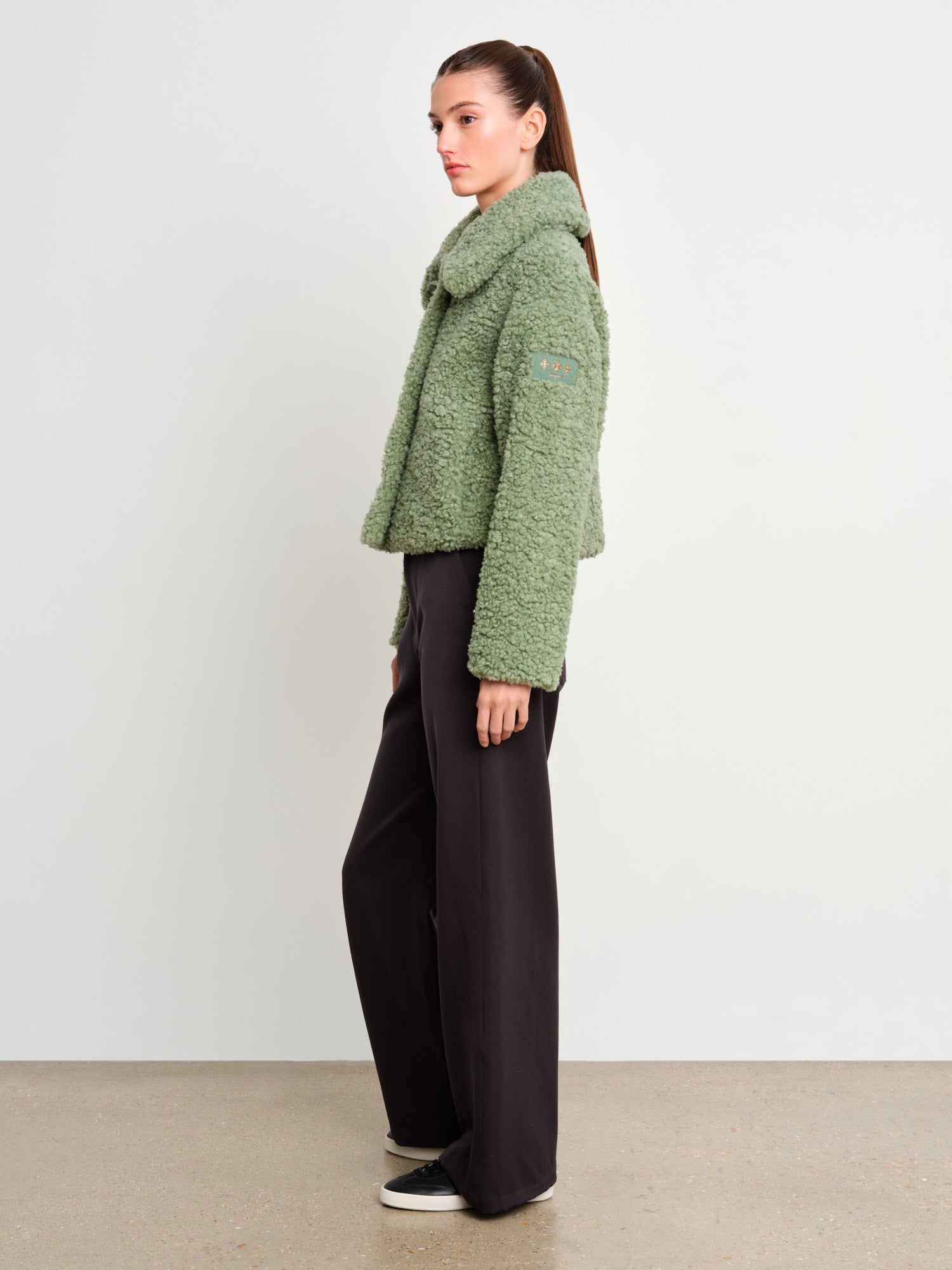 The model is 175 cm tall and is wearing a size 2 in Green.