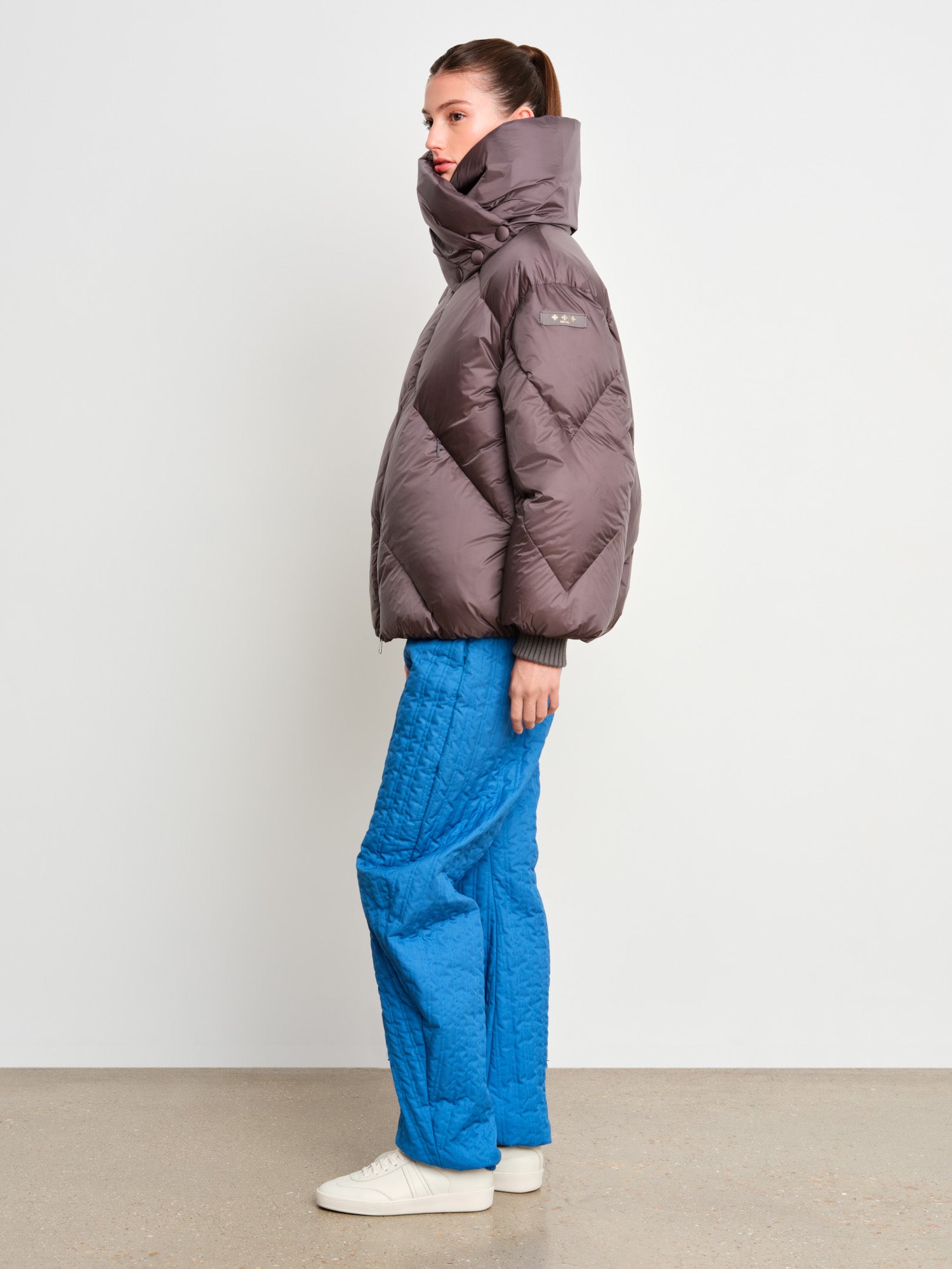 The model is 175 cm tall and is wearing a size 2 in Charcoal Gray.