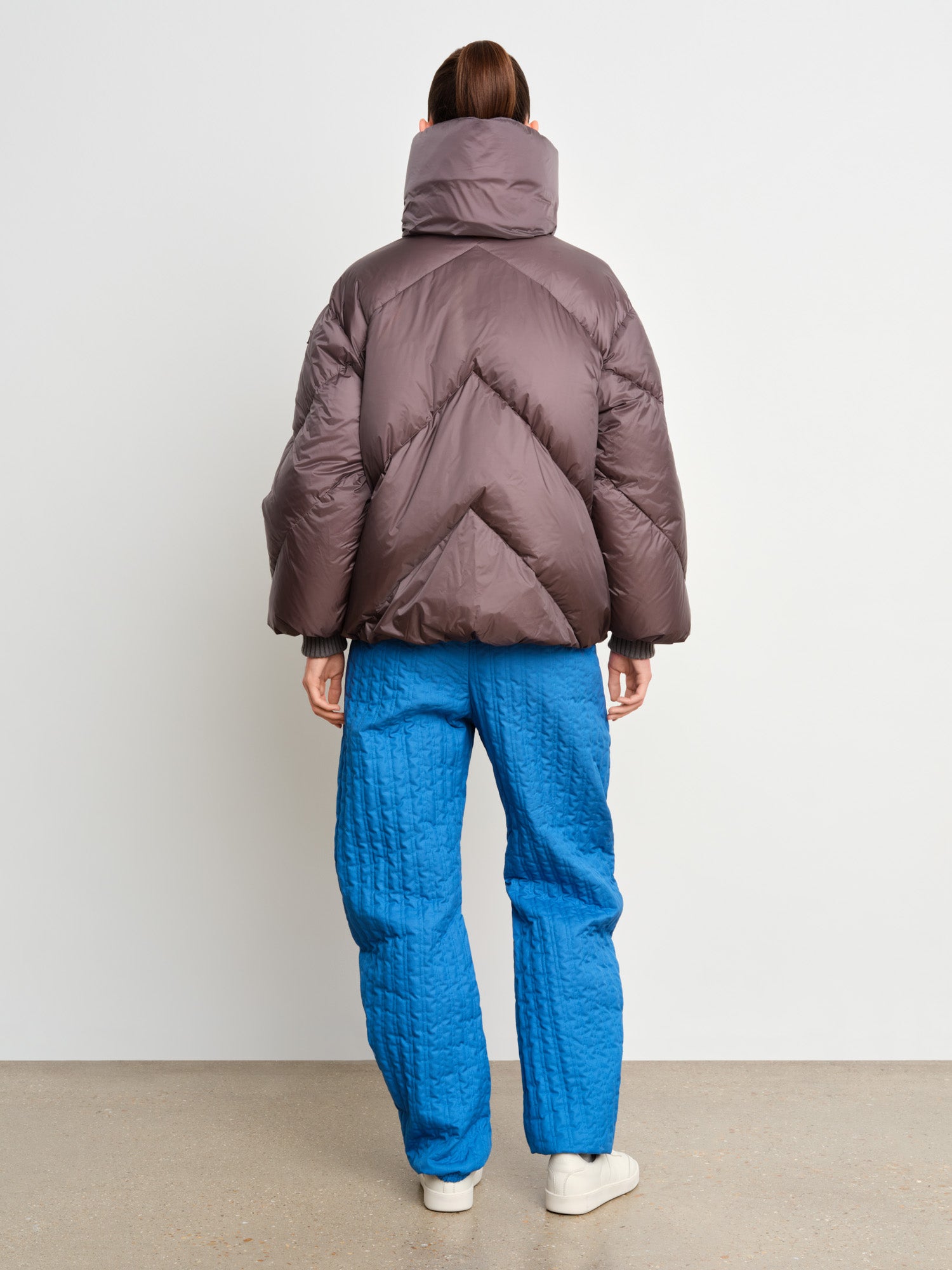 The model is 175 cm tall and is wearing a size 2 in Charcoal Gray.