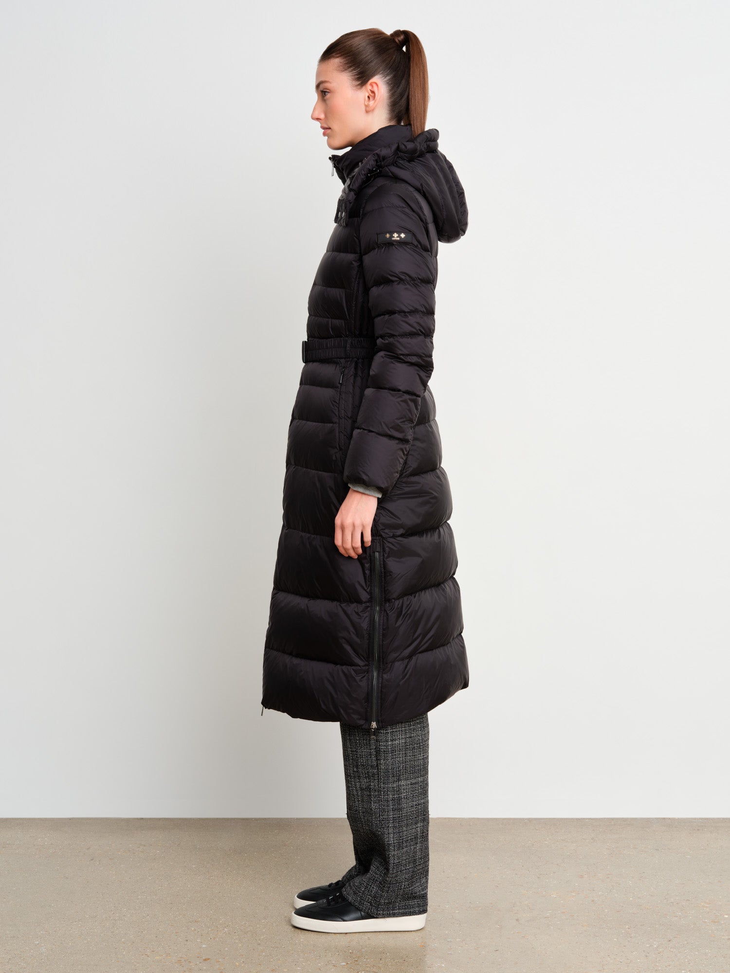 The model is 175 cm tall and is wearing a size 2 in Black.