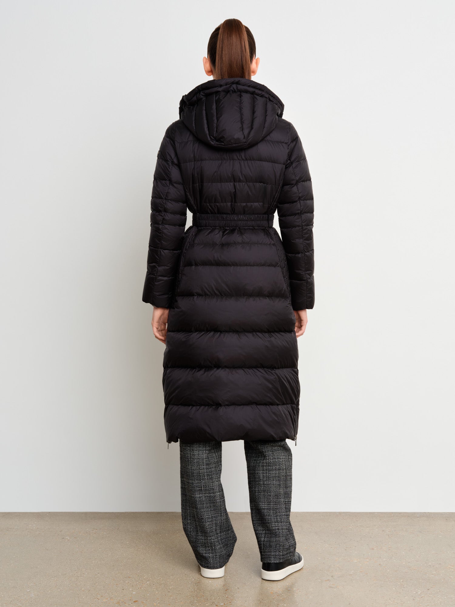 The model is 175 cm tall and is wearing a size 2 in Black.