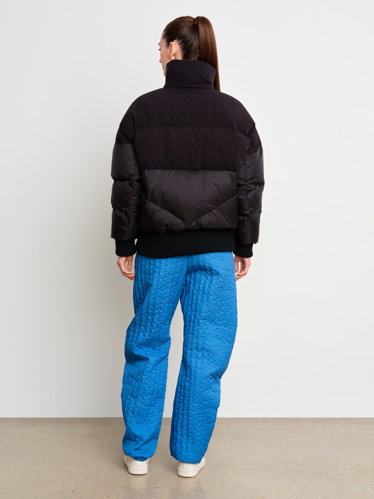 The model is 175 cm tall and is wearing a size 2 in Black.