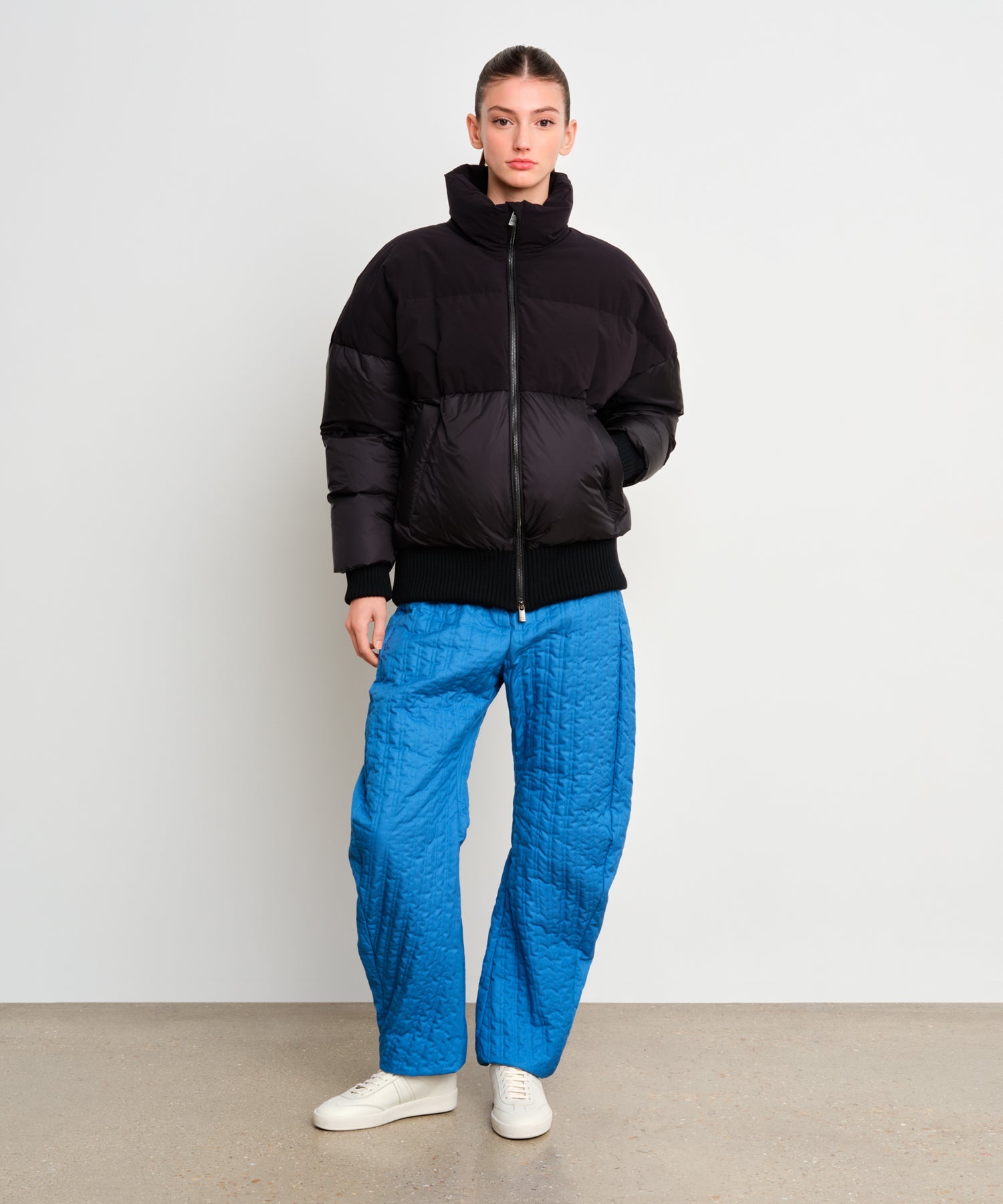 The model is 175 cm tall and is wearing a size 2 in Black.