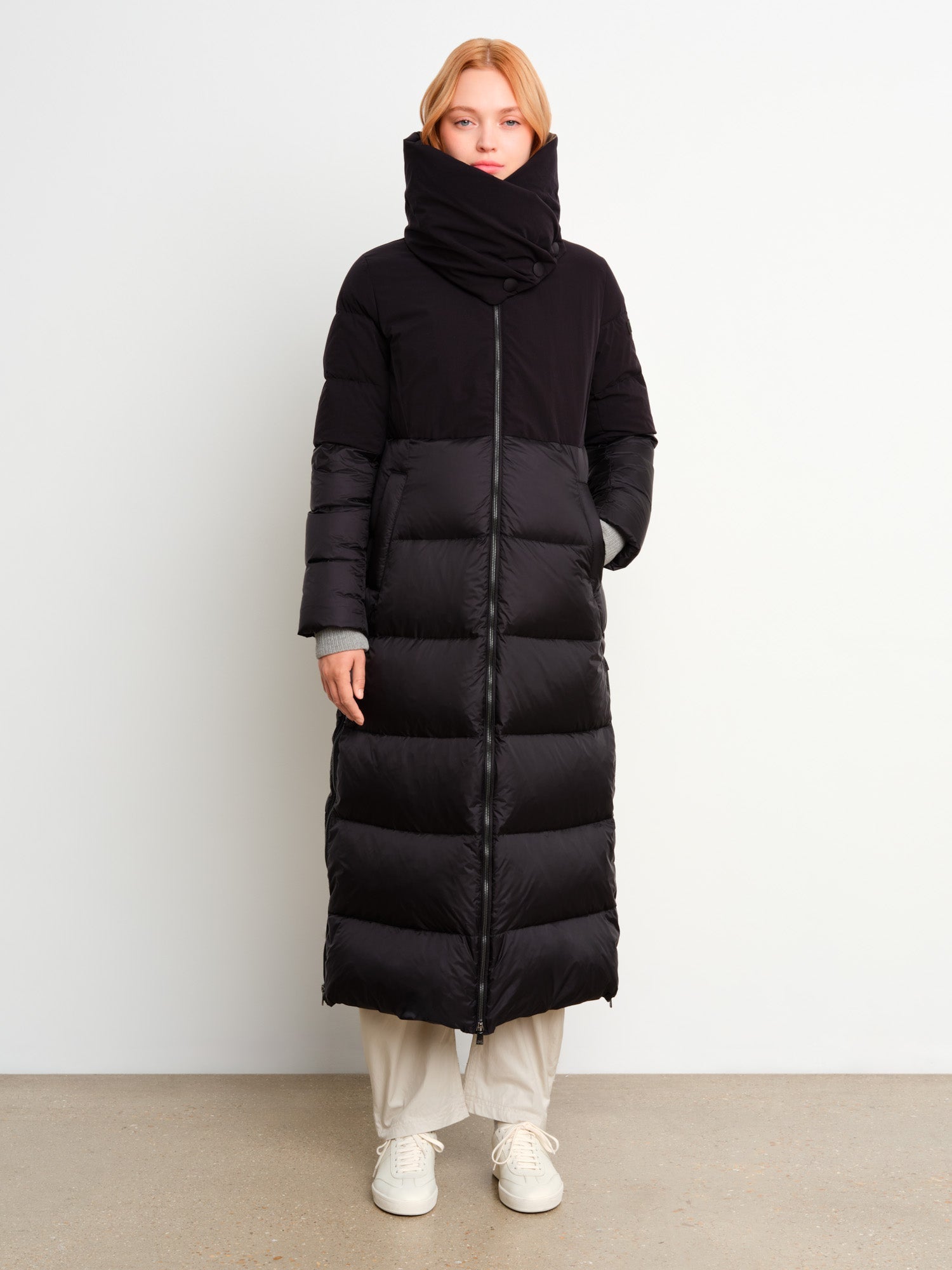 The model is 175 cm tall and is wearing a size 2 in Black.