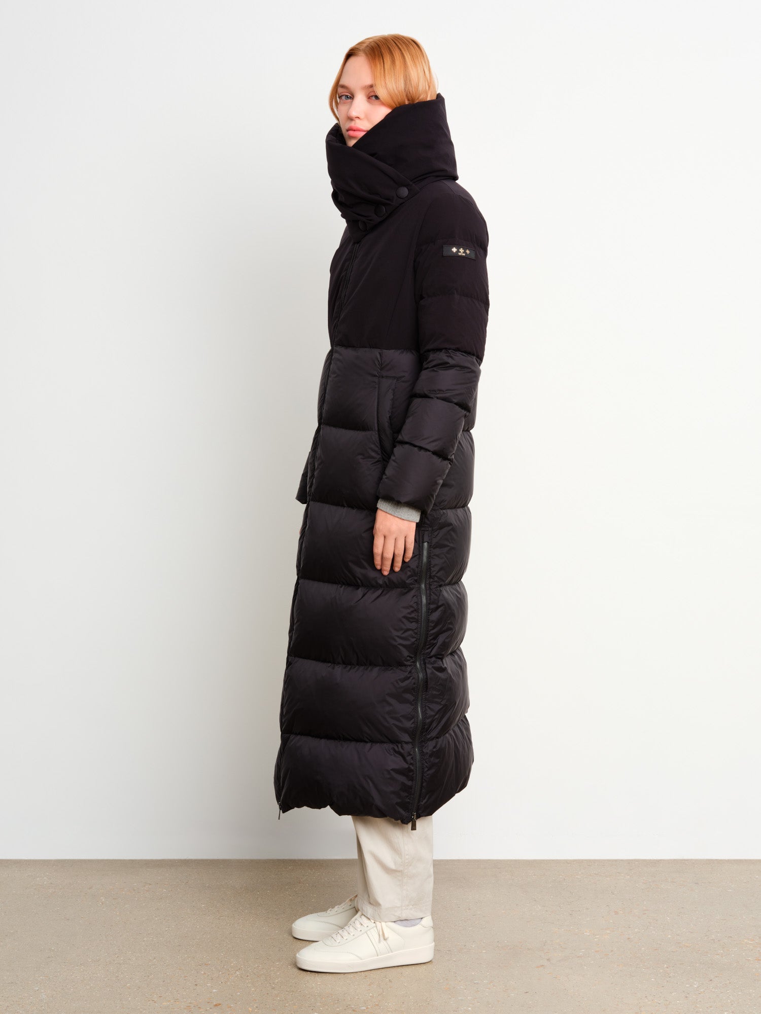 The model is 175 cm tall and is wearing a size 2 in Black.