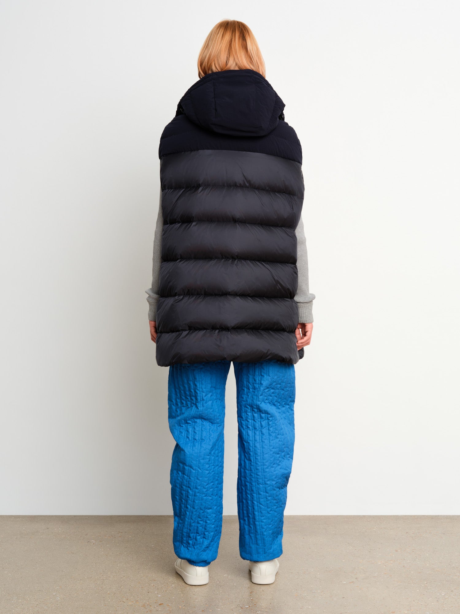 The model is 175 cm tall and is wearing a size 2 in Black.