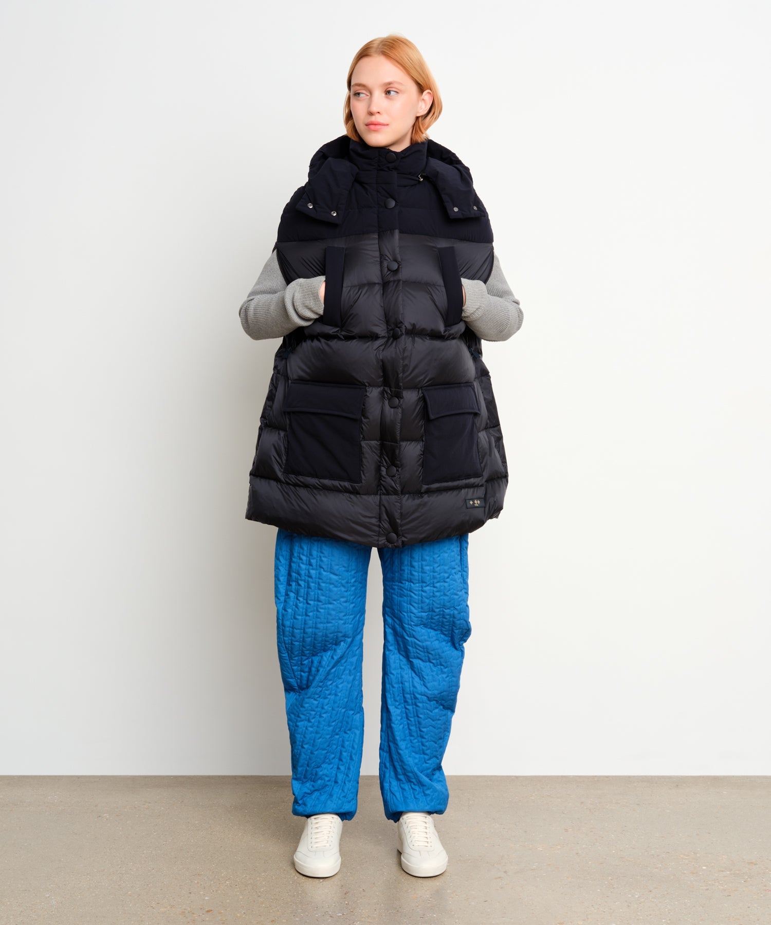 The model is 175 cm tall and is wearing a size 2 in Black.