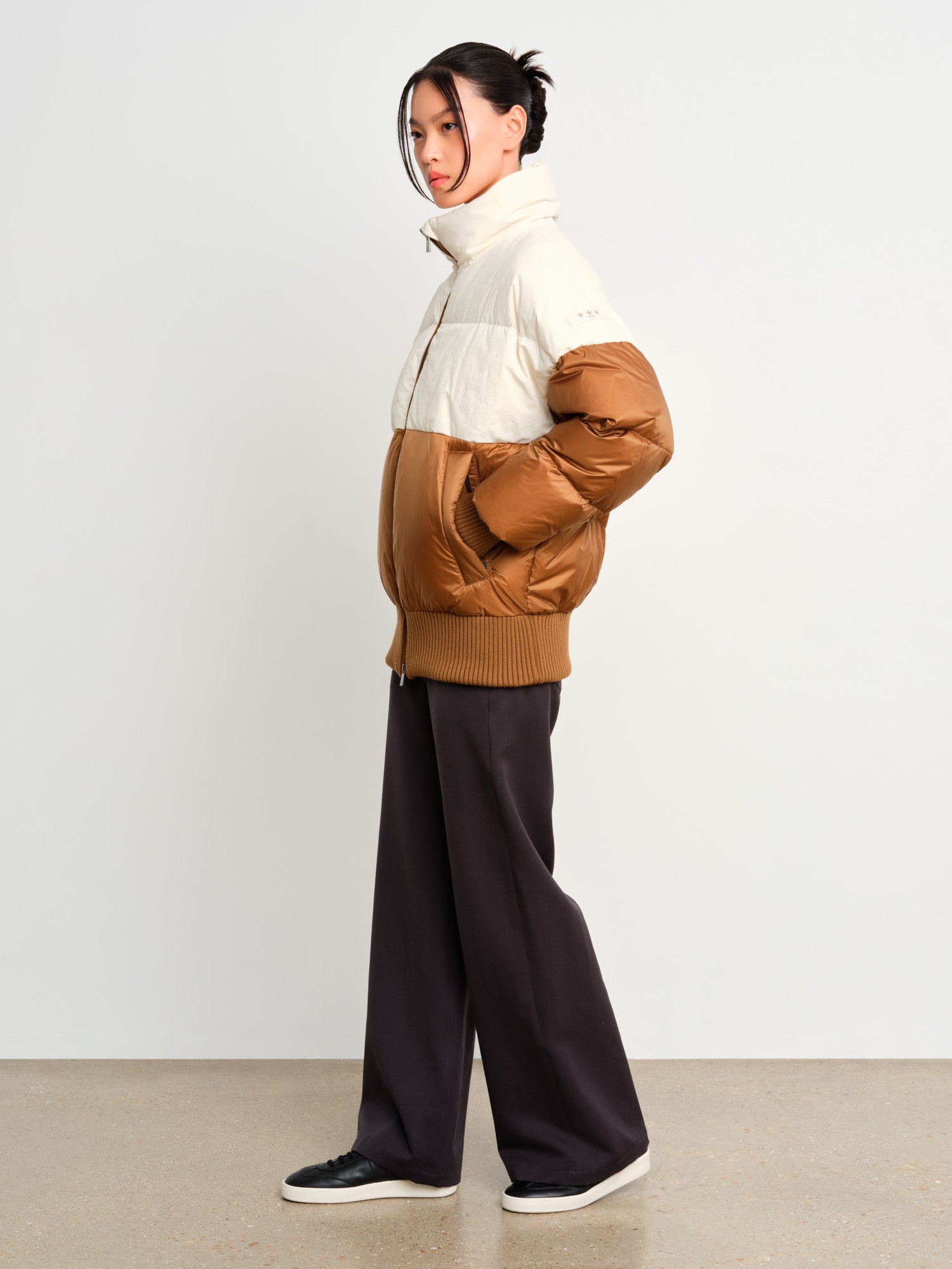 The model is 175 cm tall and is wearing a size 2 in Camel.