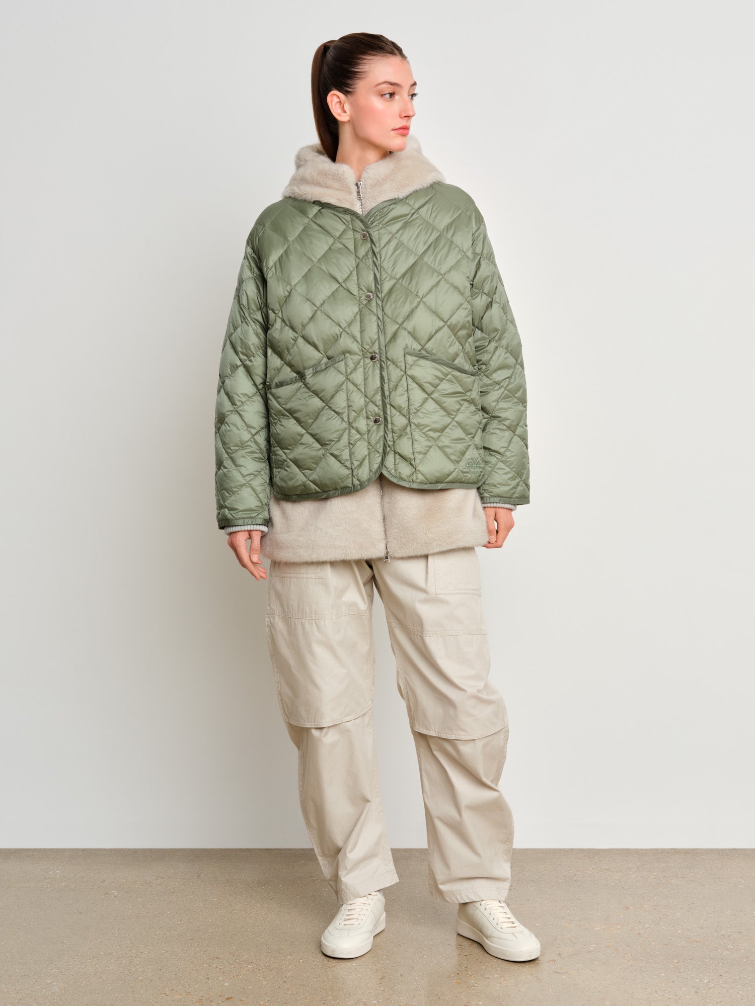 The model is 175 cm tall and is wearing a size 2 in Green.