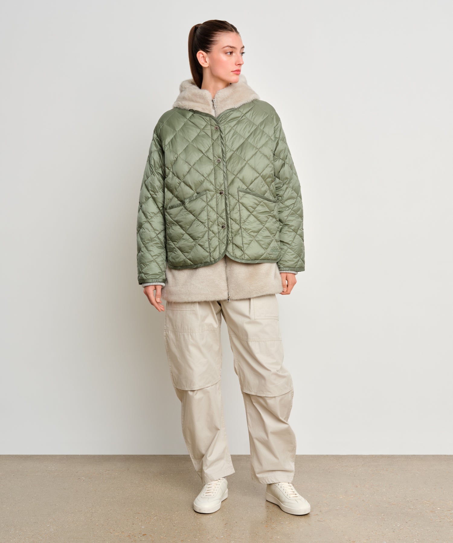 The model is 175 cm tall and is wearing a size 2 in Green.