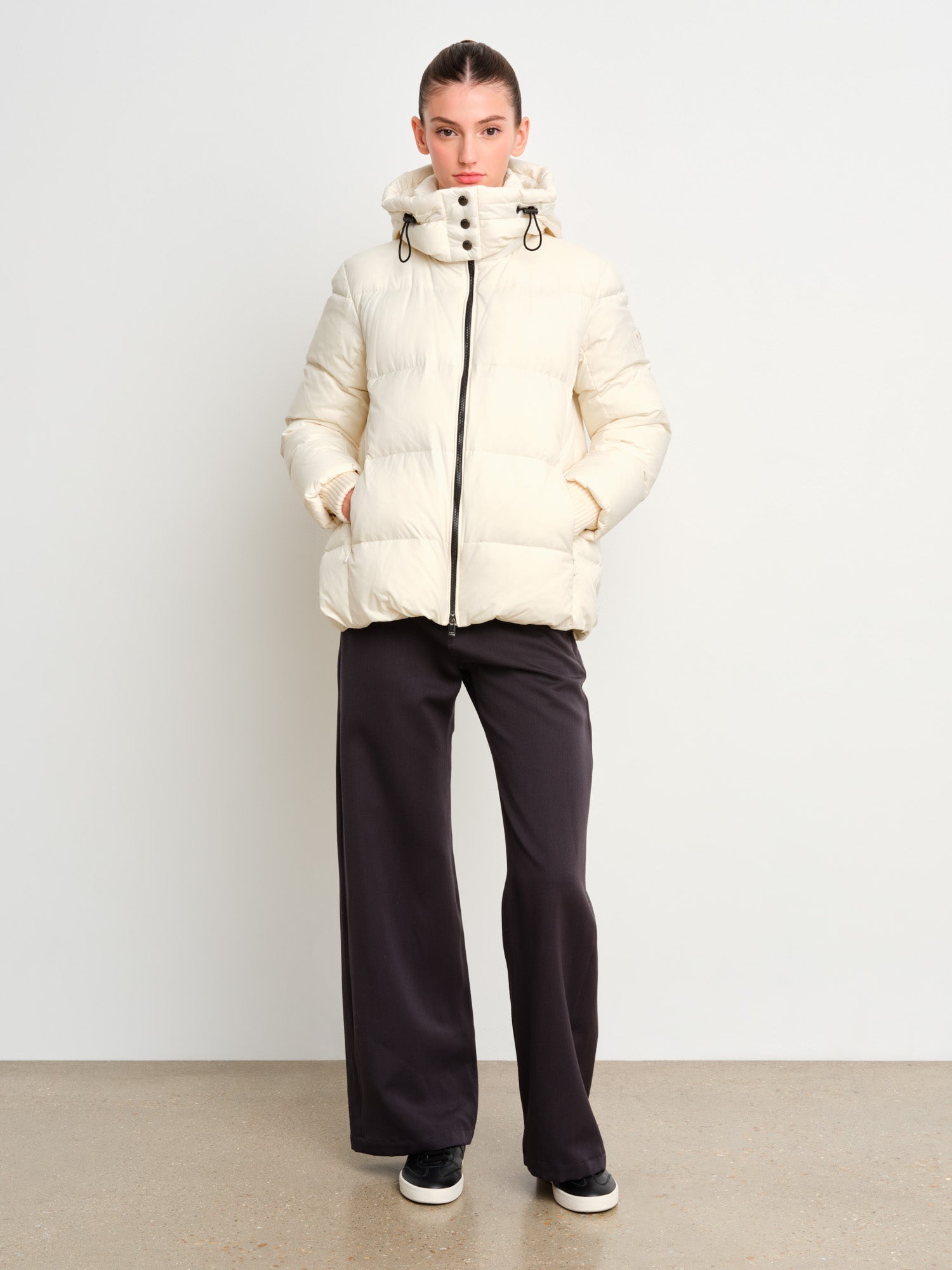 The model is 175 cm tall and is wearing a size 2 in Ivory.