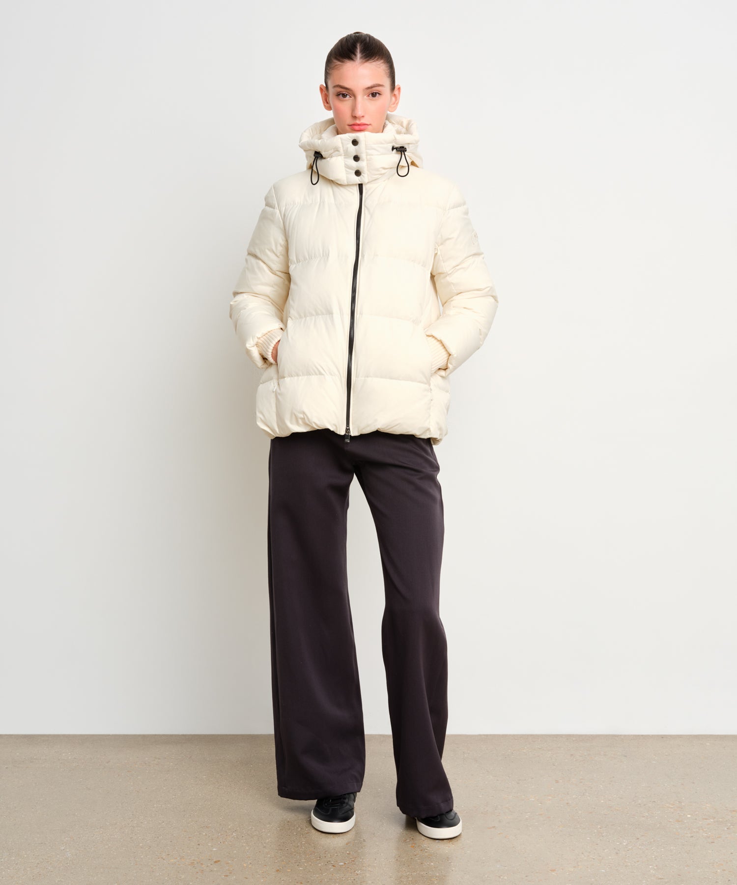 The model is 175 cm tall and is wearing a size 2 in Ivory.