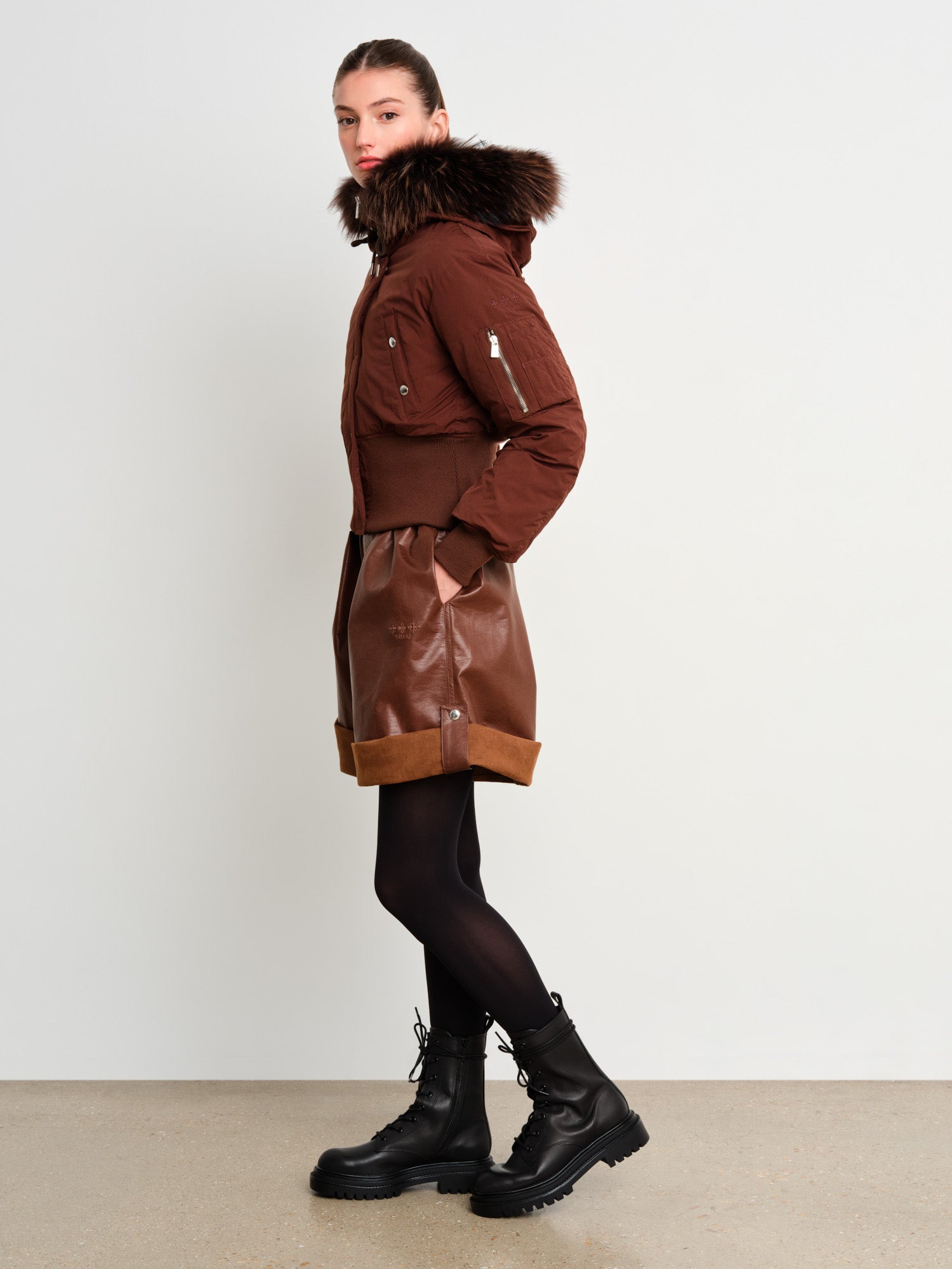 The model is 175 cm tall and is wearing a size 2 in Brown.