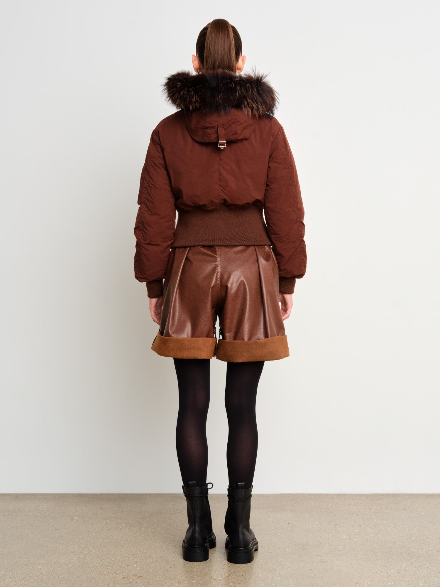 The model is 175 cm tall and is wearing a size 2 in Brown.