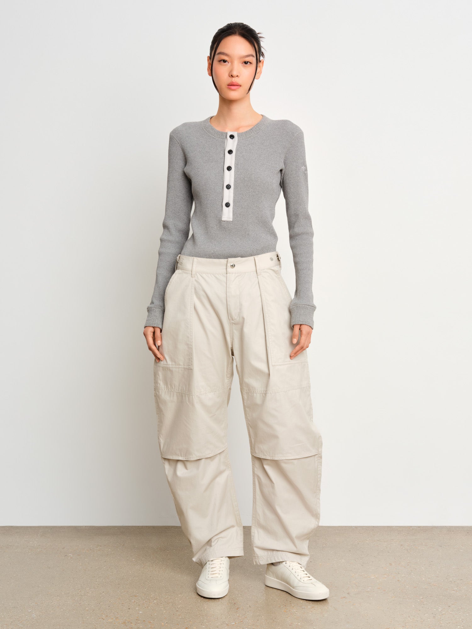 The model is 175 cm tall and is wearing a size 2 in Light Gray.