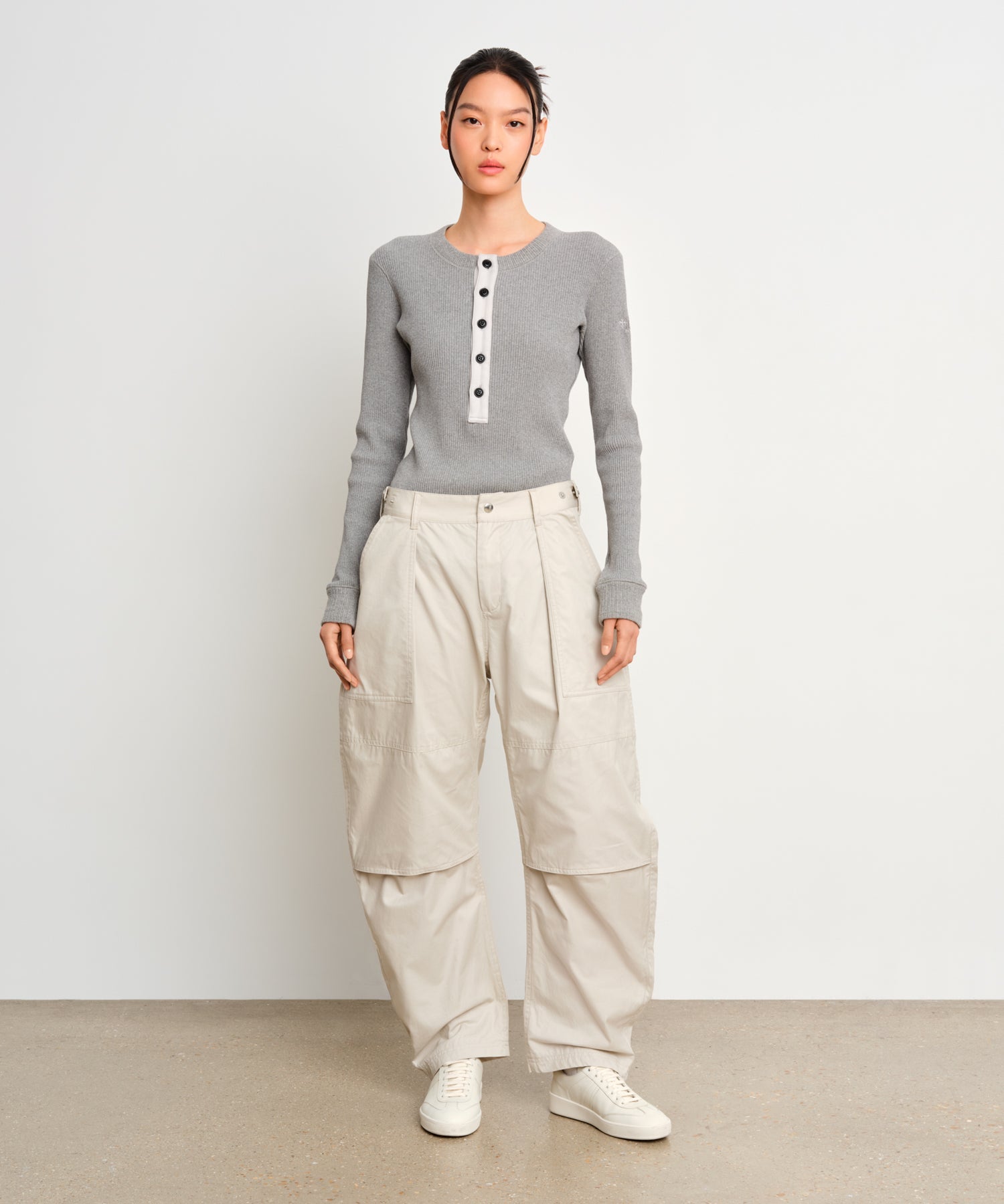 The model is 175 cm tall and is wearing a size 2 in Light Gray.