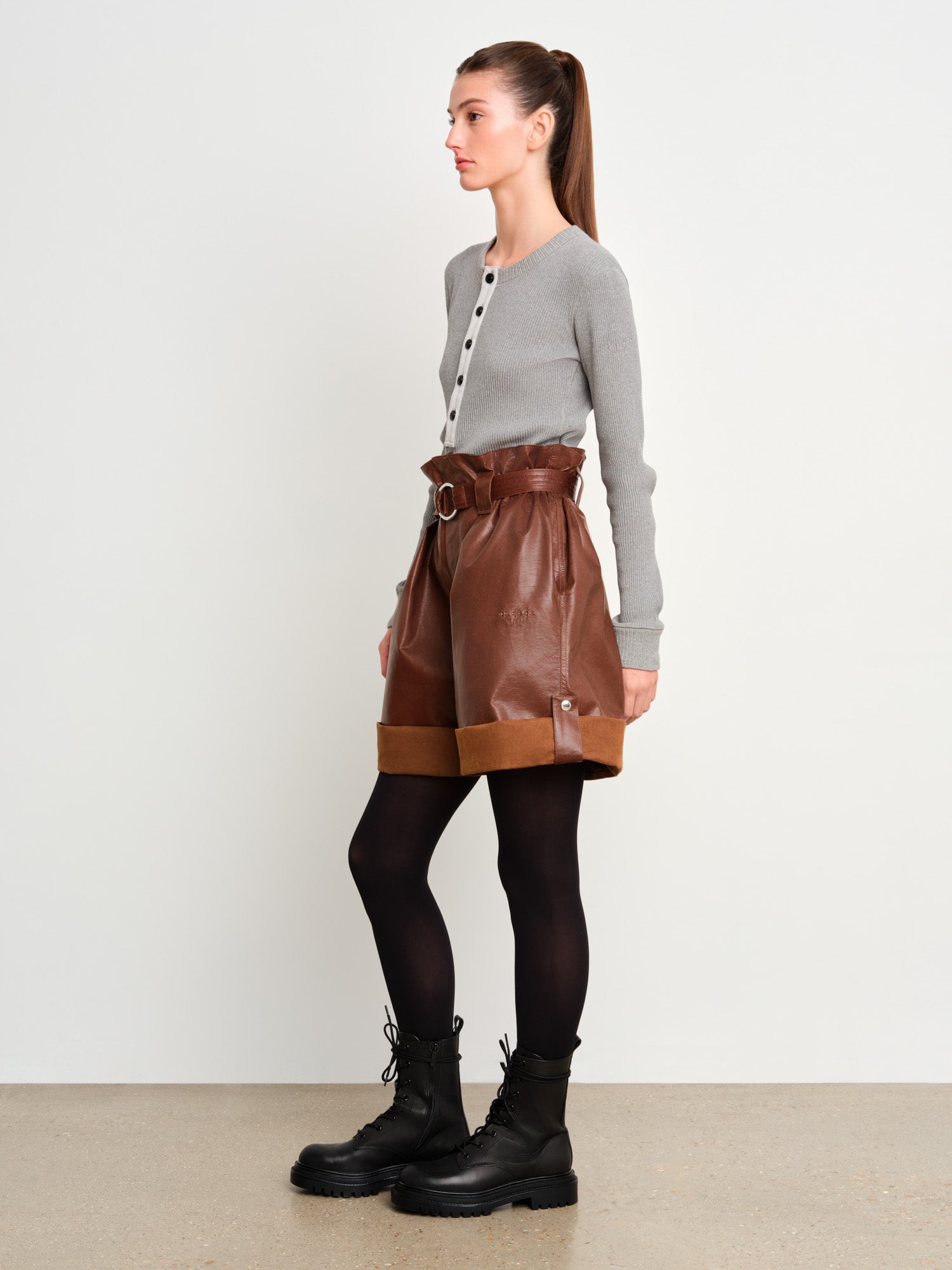 The model is 175 cm tall and is wearing a size 2 in Brown.