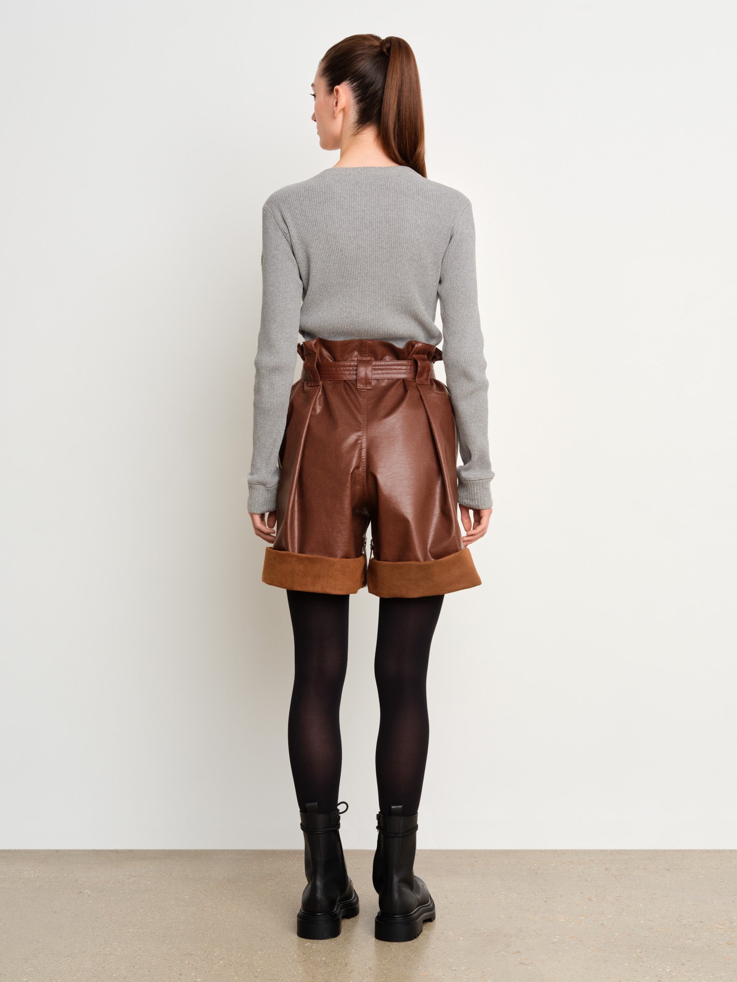 The model is 175 cm tall and is wearing a size 2 in Brown.