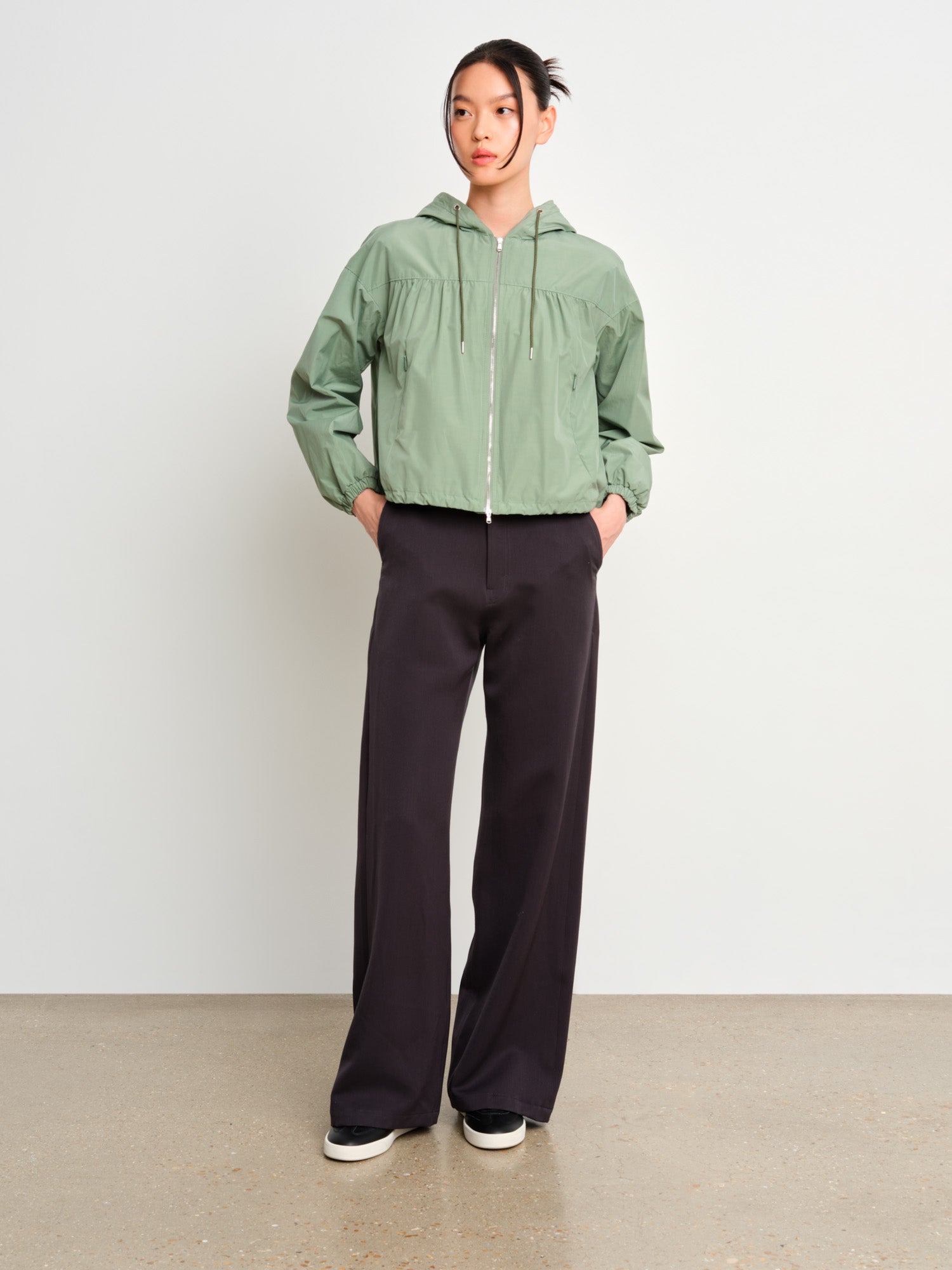 The model is 175 cm tall and is wearing a size 2 in Green.