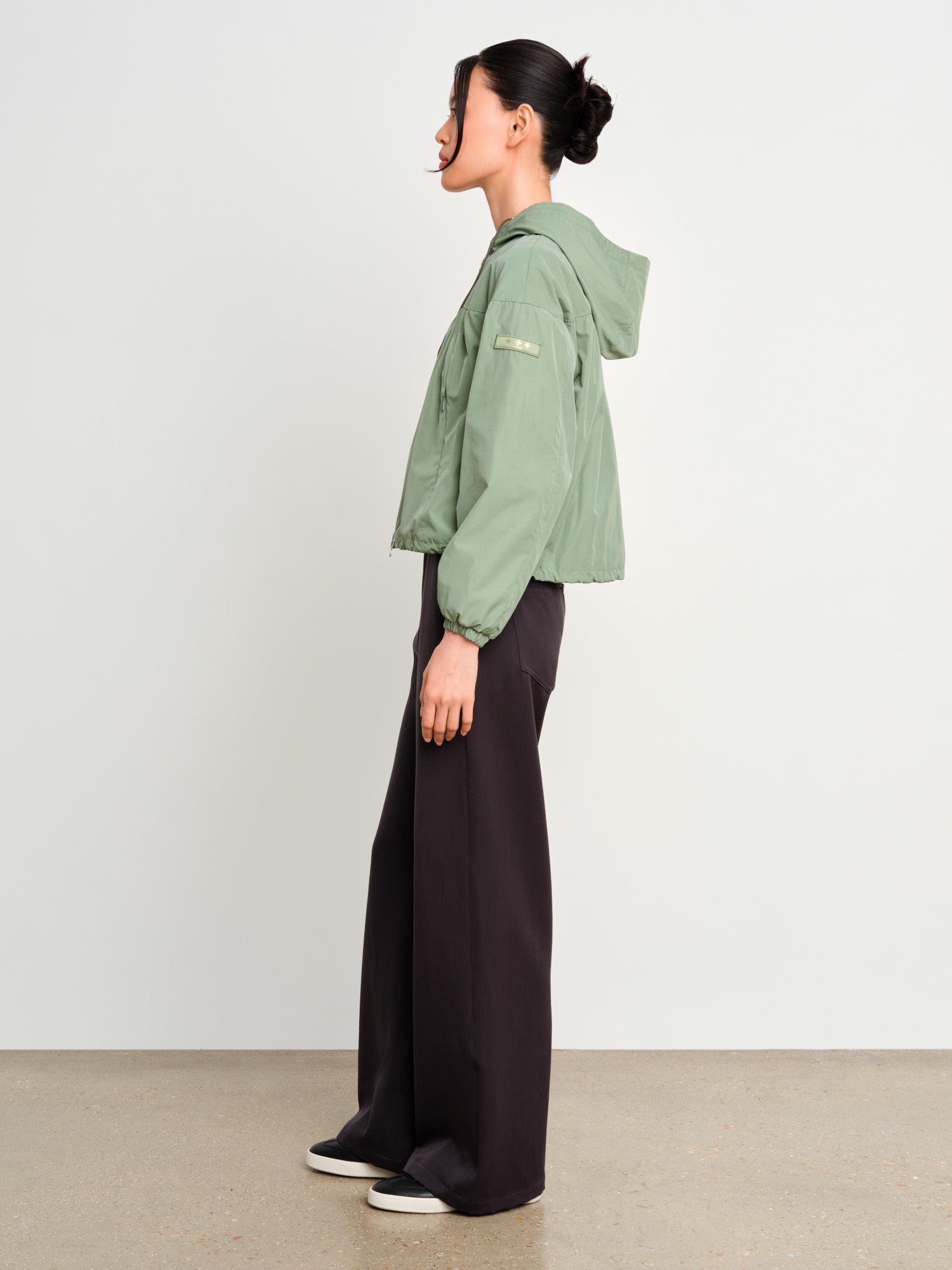 The model is 175 cm tall and is wearing a size 2 in Green.
