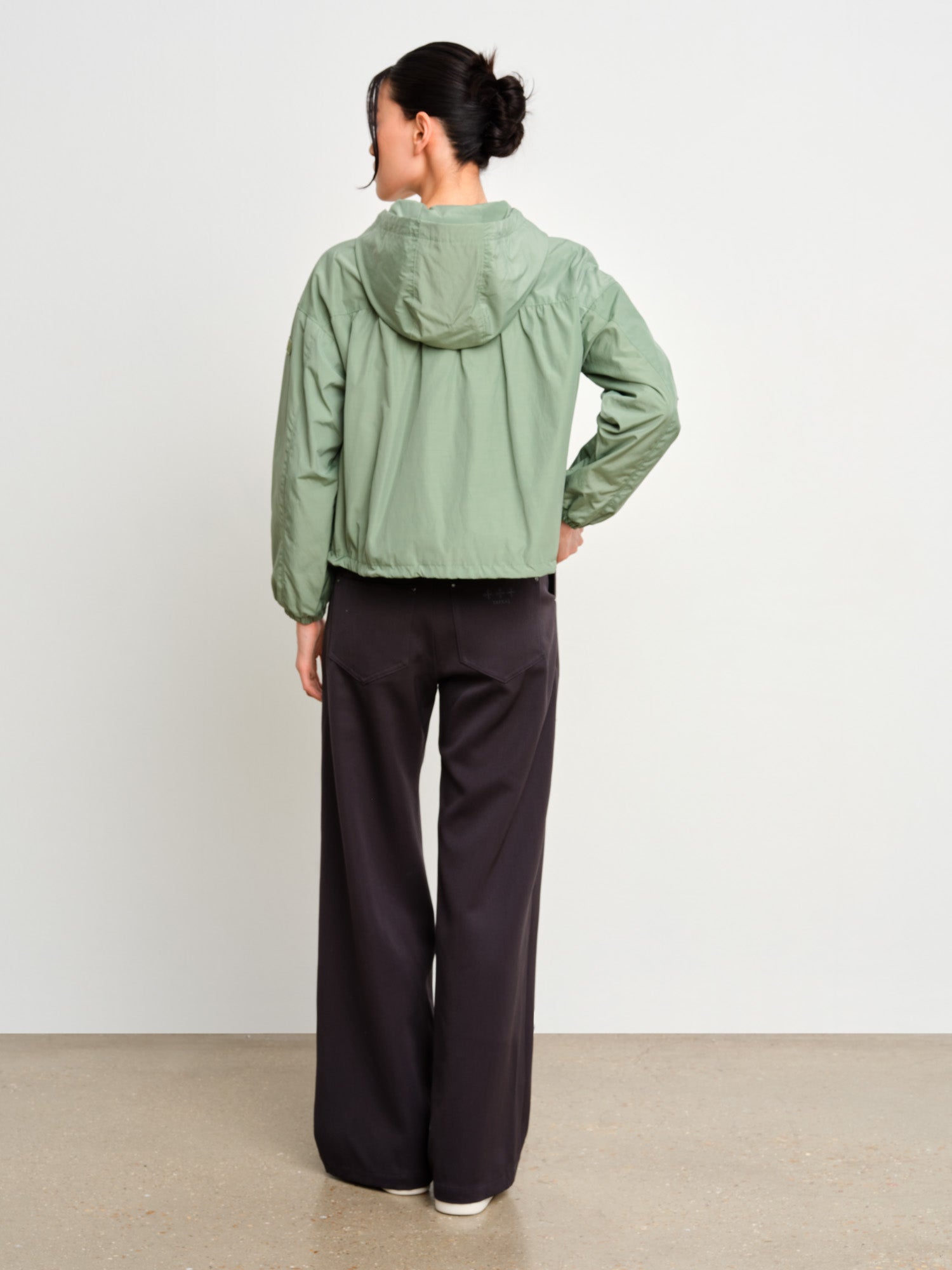 The model is 175 cm tall and is wearing a size 2 in Green.