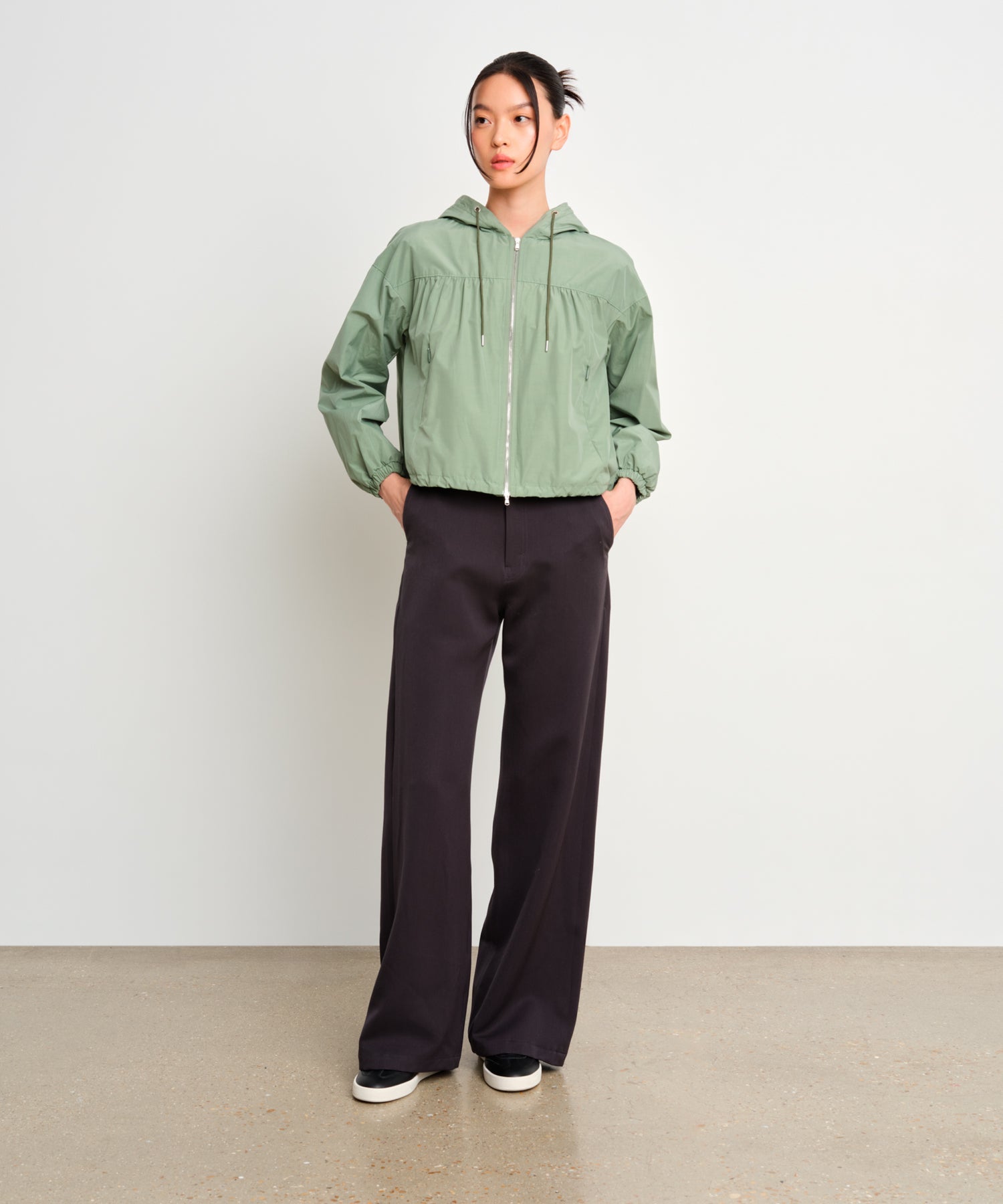 The model is 175 cm tall and is wearing a size 2 in Green.
