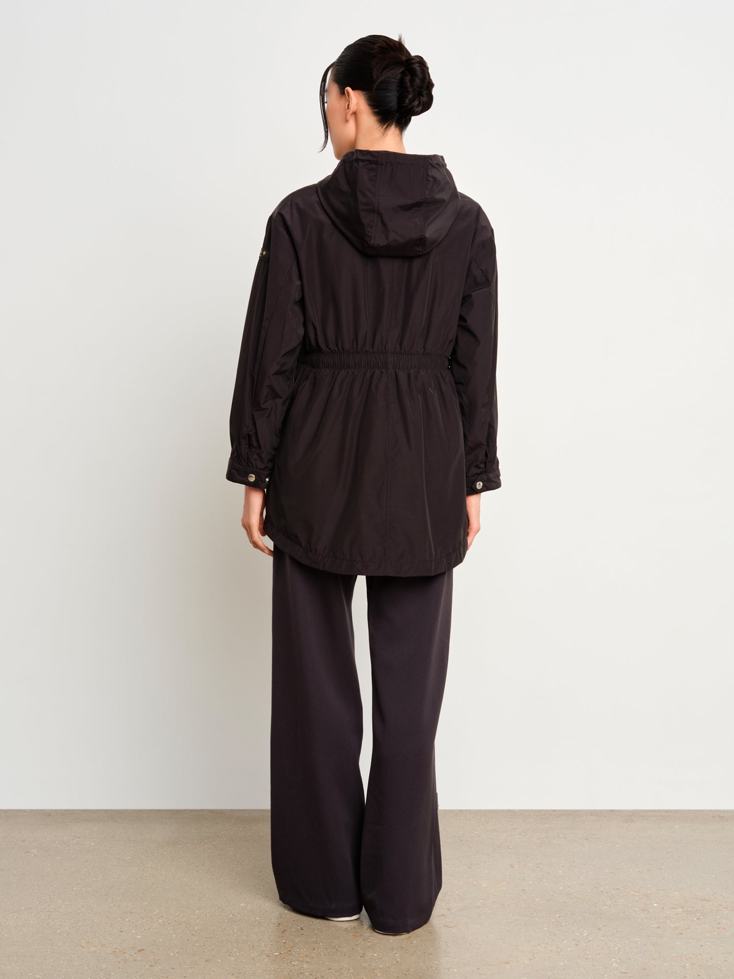 The model is 175 cm tall and is wearing a size 2 in Black.