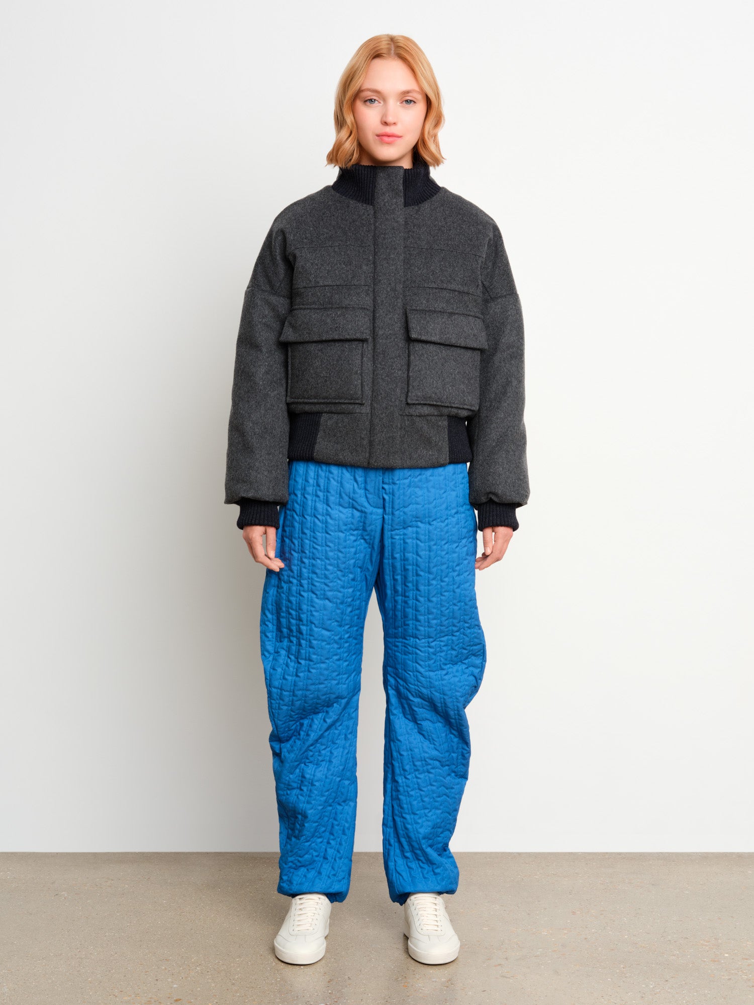 The model is 175 cm tall and is wearing a size 2 in Gray.