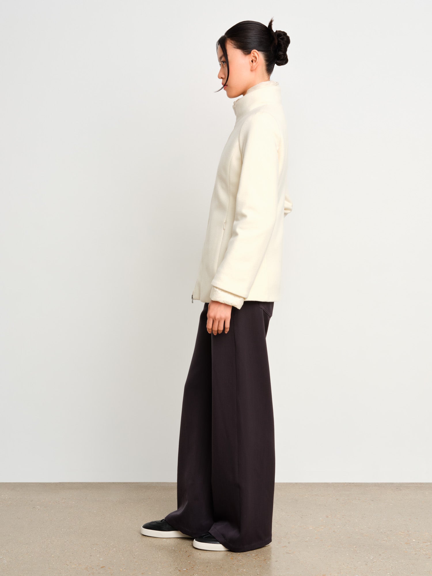 The model is 175 cm tall and is wearing a size 2 in Ivory.