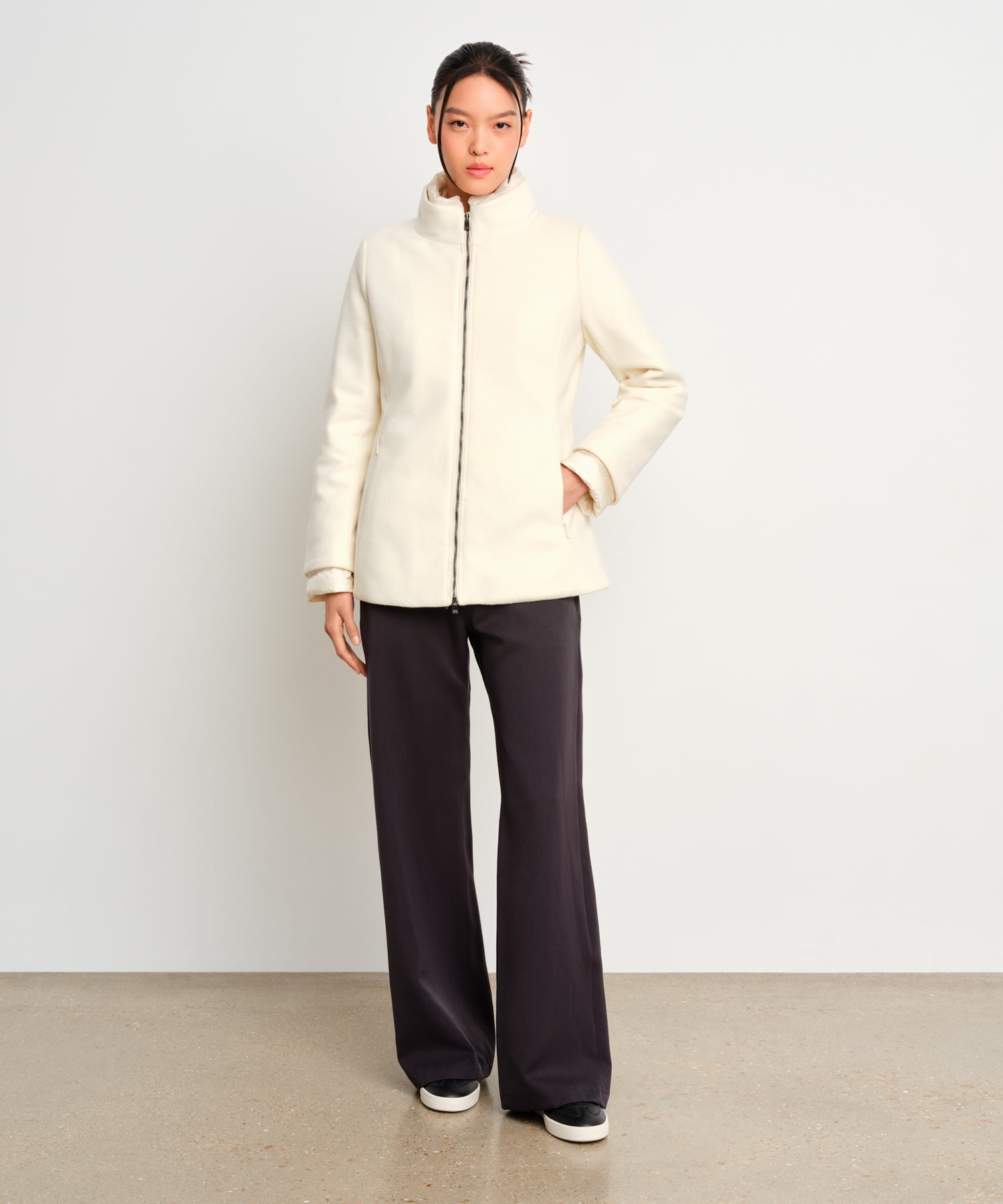 The model is 175 cm tall and is wearing a size 2 in Ivory.