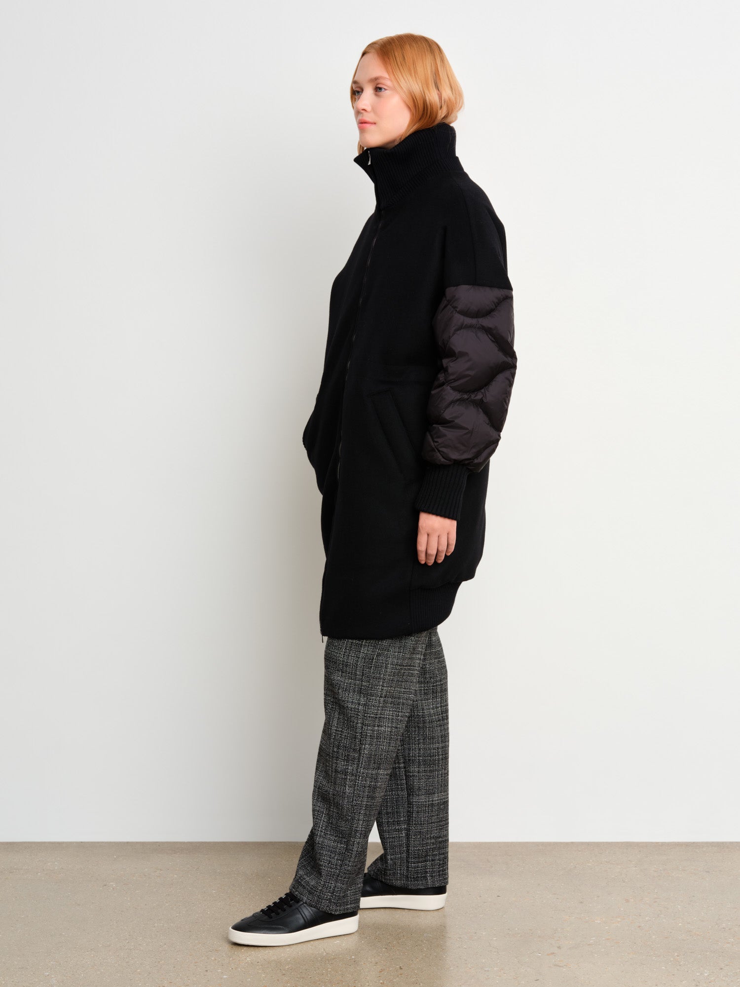 Il modello è alto 175 cm e indossa una taglia 2 in NERO.