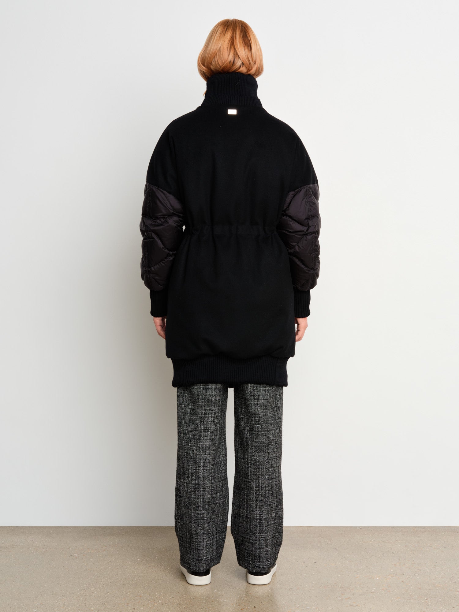 Il modello è alto 175 cm e indossa una taglia 2 in NERO.