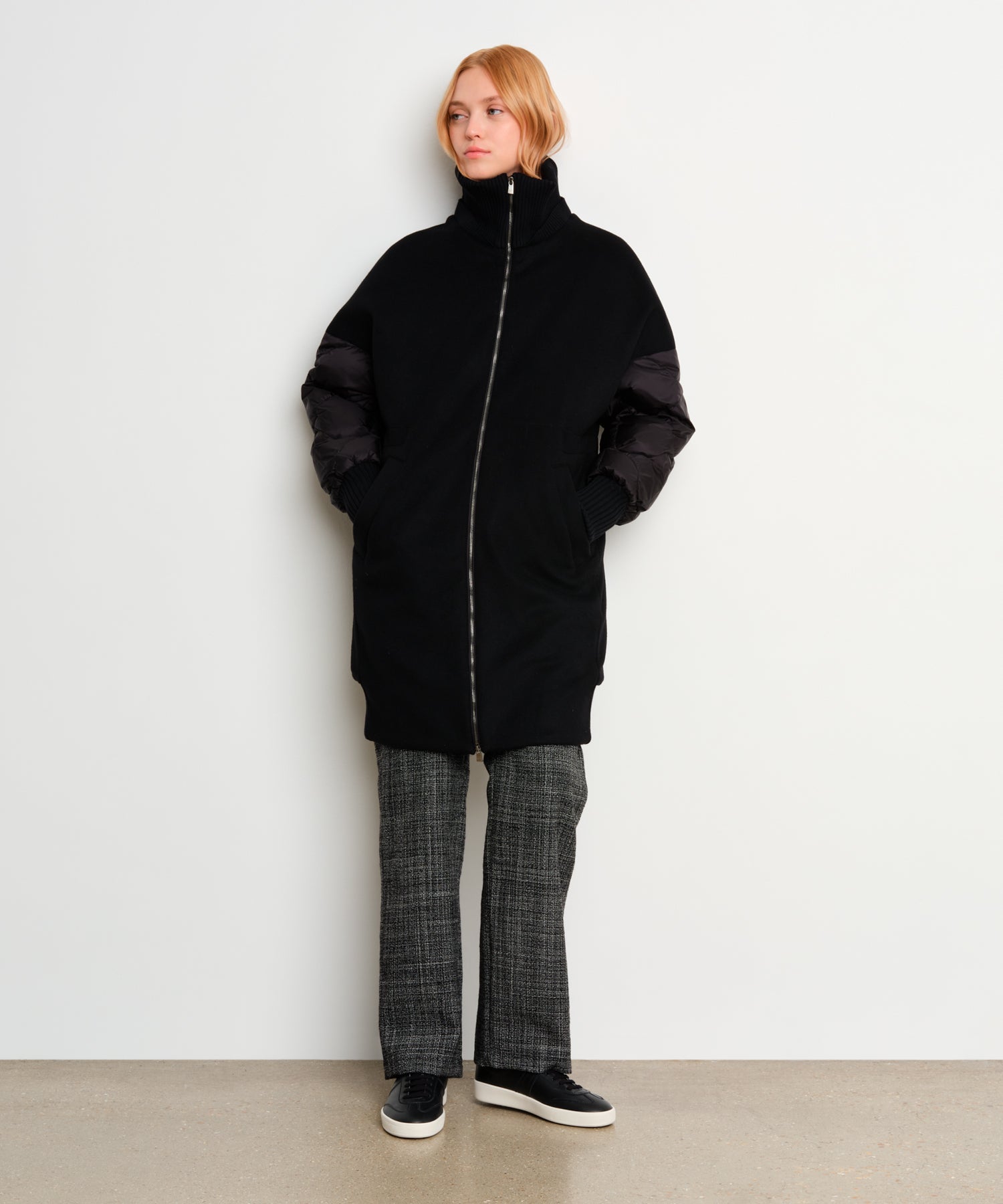 Il modello è alto 175 cm e indossa una taglia 2 in NERO.