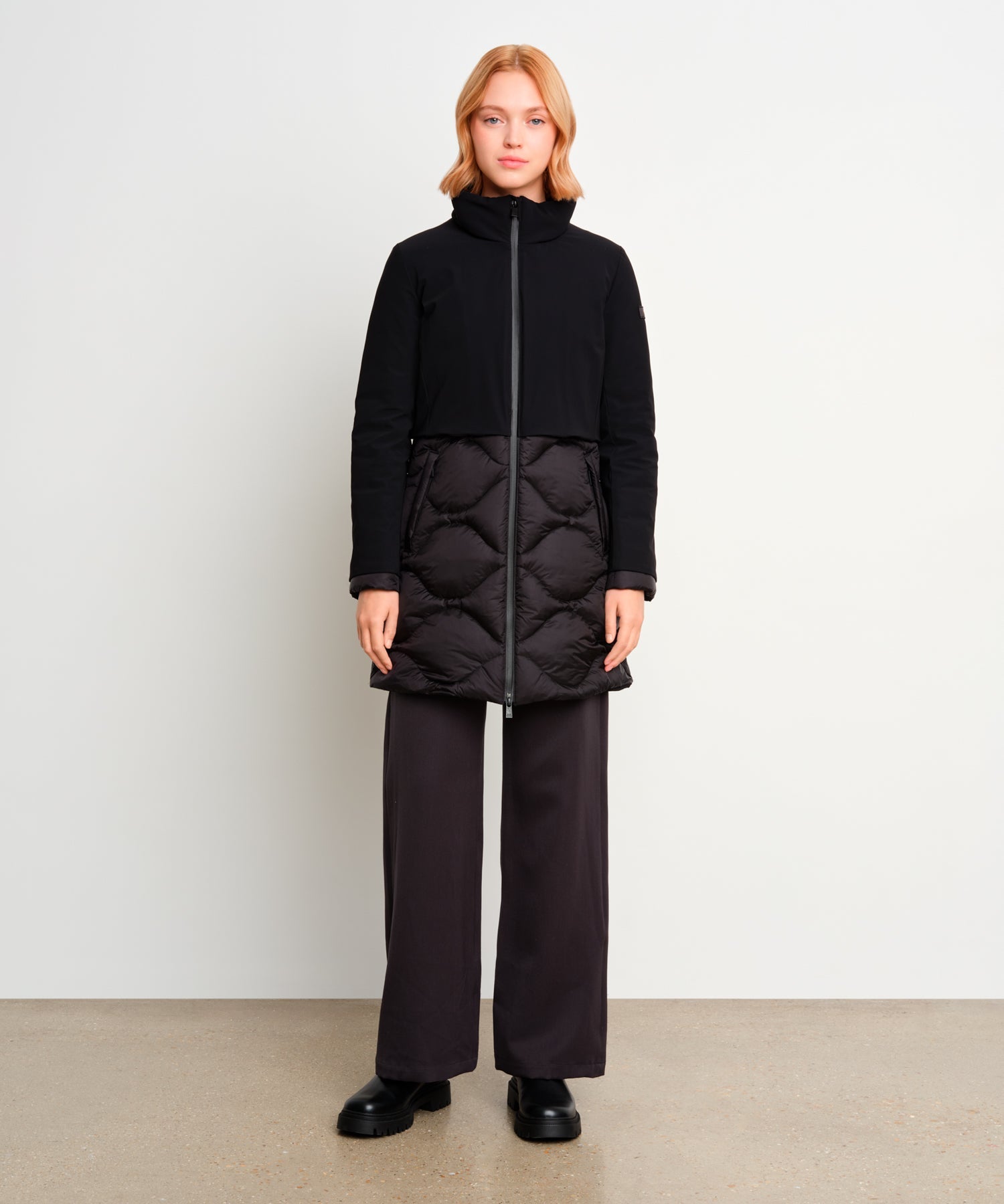 The model is 175 cm tall and is wearing a size 2 in Black.