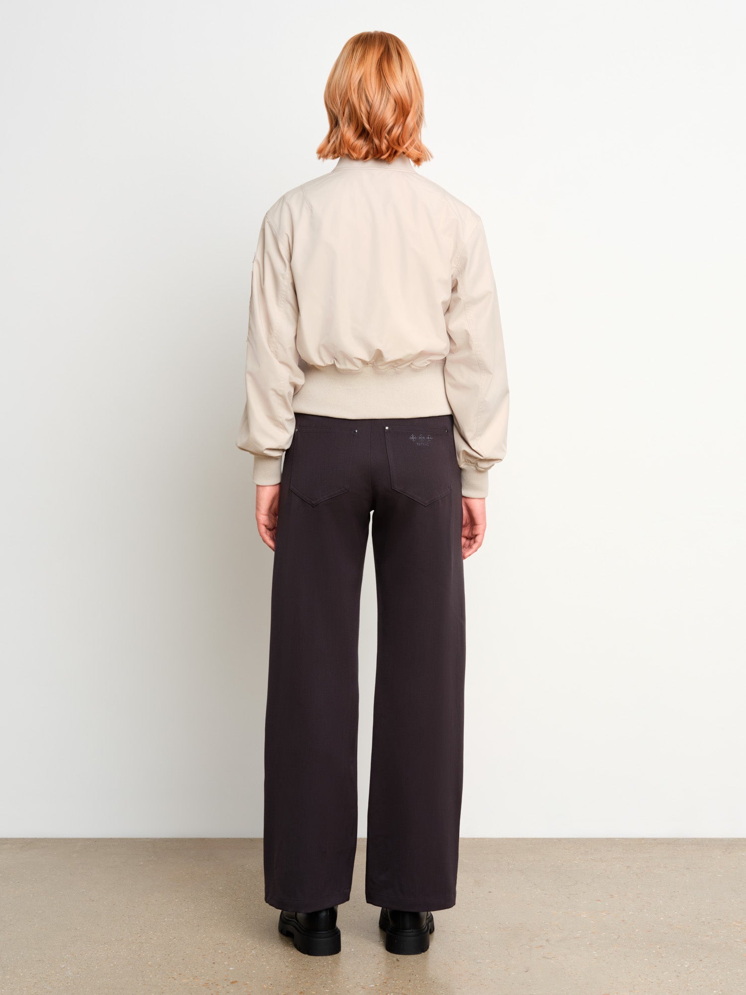 The model is 175 cm tall and is wearing a size 2 in Light Gray.