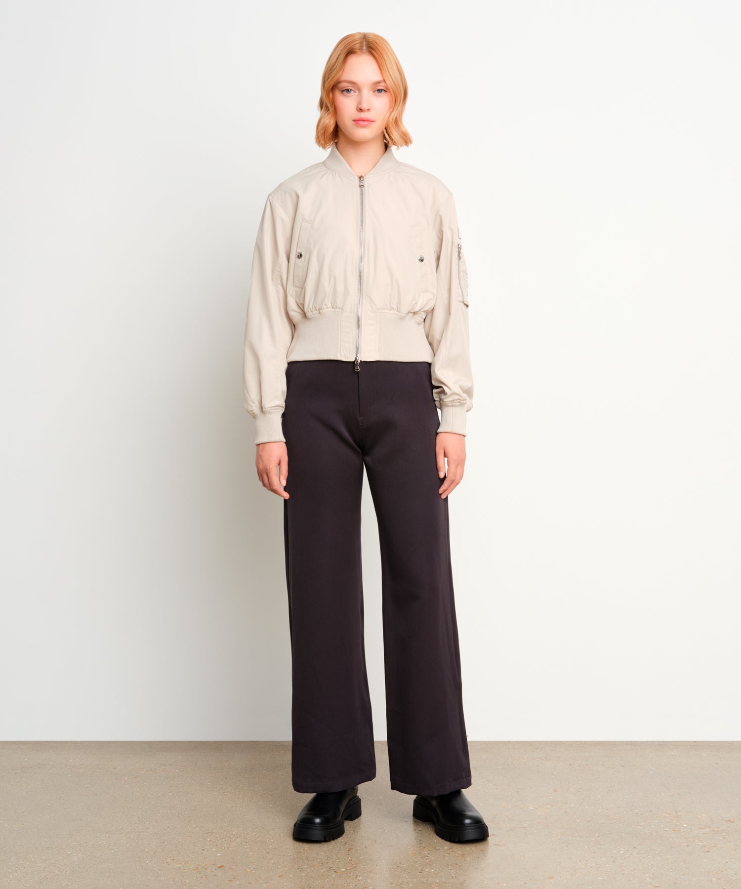 The model is 175 cm tall and is wearing a size 2 in Light Gray.