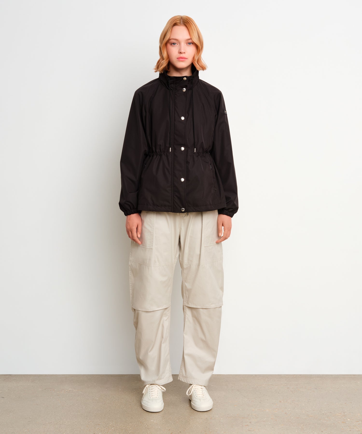 The model is 175 cm tall and is wearing a size 2 in Black.