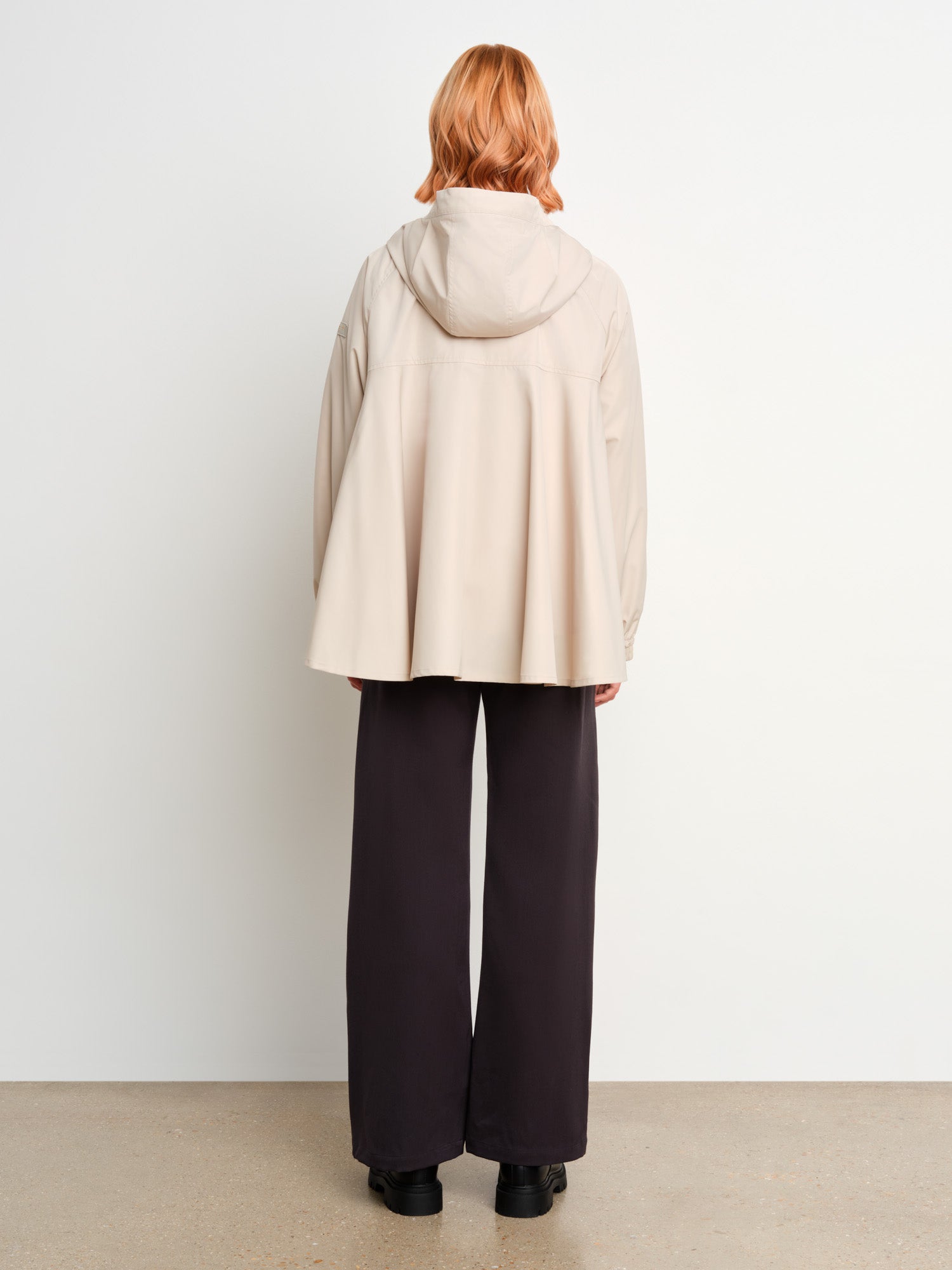 The model is 175 cm tall and is wearing a size 2 in LIGHT GRAY.