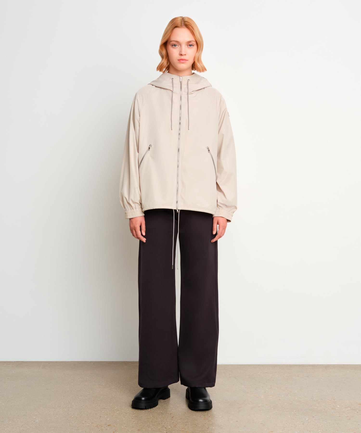 The model is 175 cm tall and is wearing a size 2 in LIGHT GRAY.